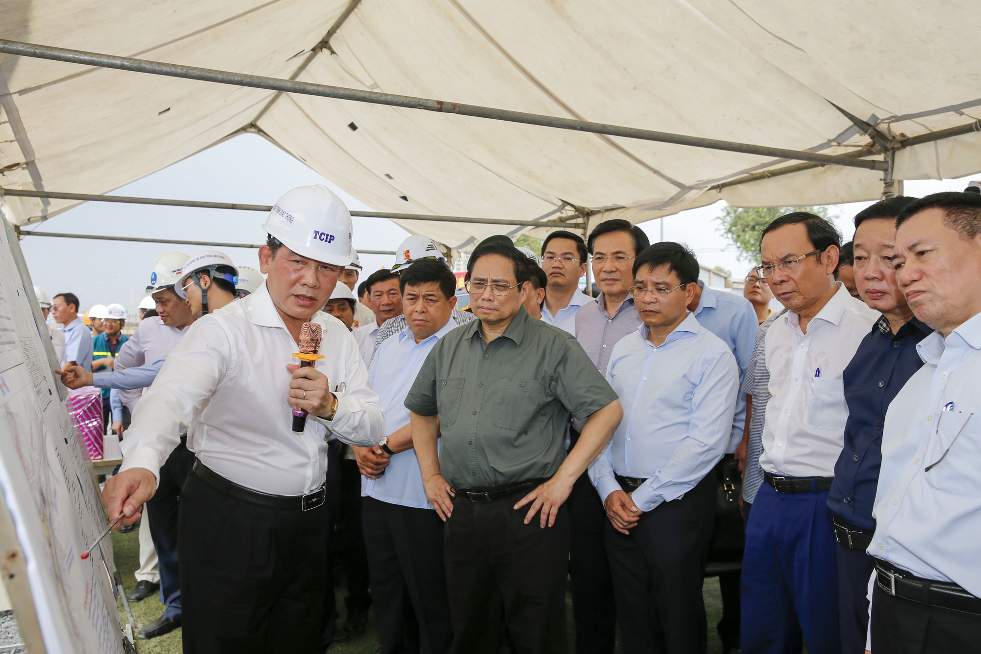 Thủ tướng thị sát nút giao An Phú, đi thử tàu metro số 1 - Ảnh 10.