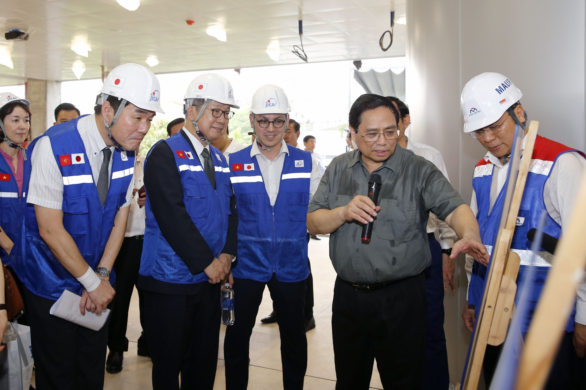 Thủ tướng thị sát nút giao An Phú, đi thử tàu metro số 1 - Ảnh 2.