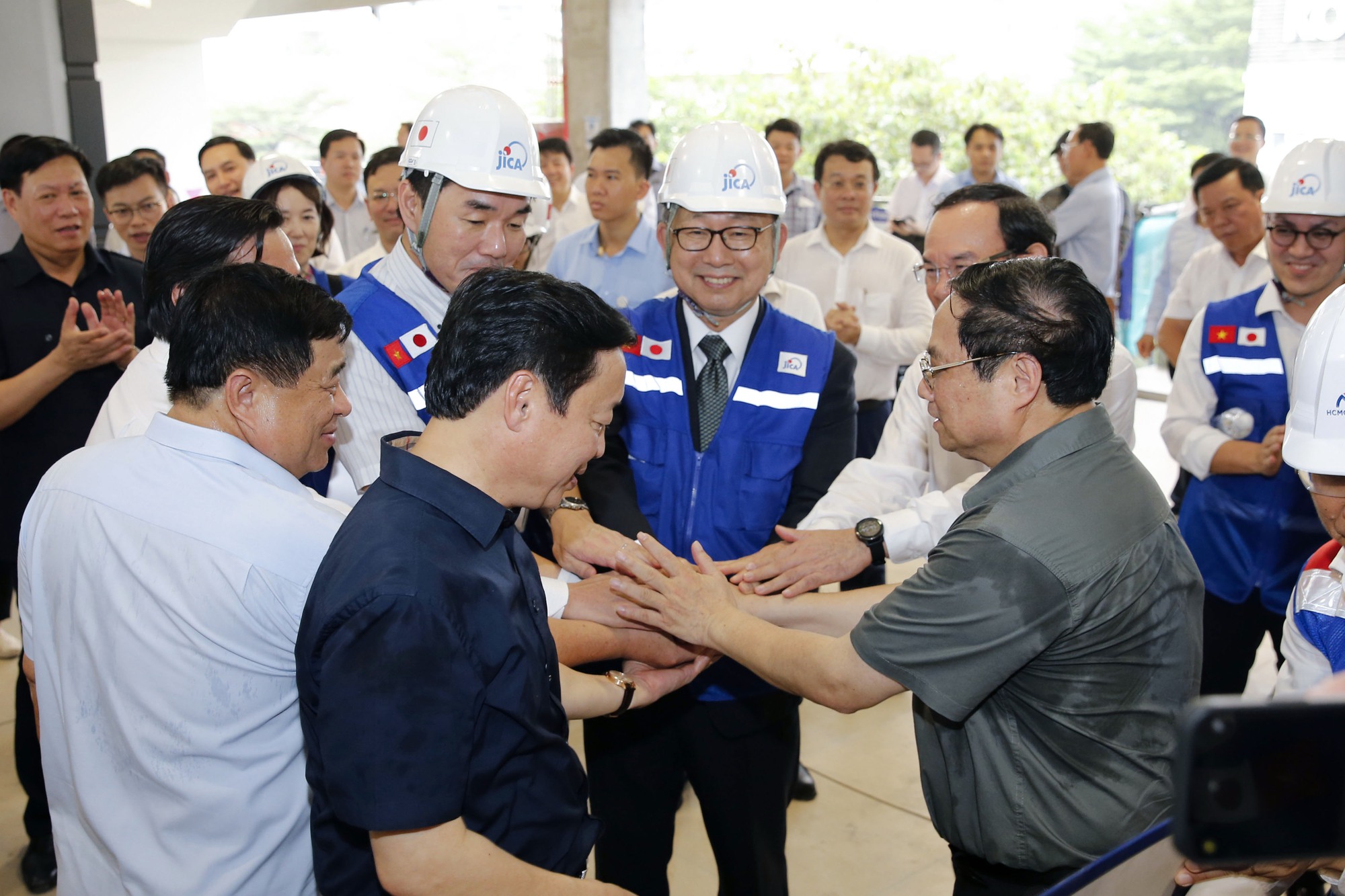Thủ tướng thị sát nút giao An Phú, đi thử tàu metro số 1 - Ảnh 3.