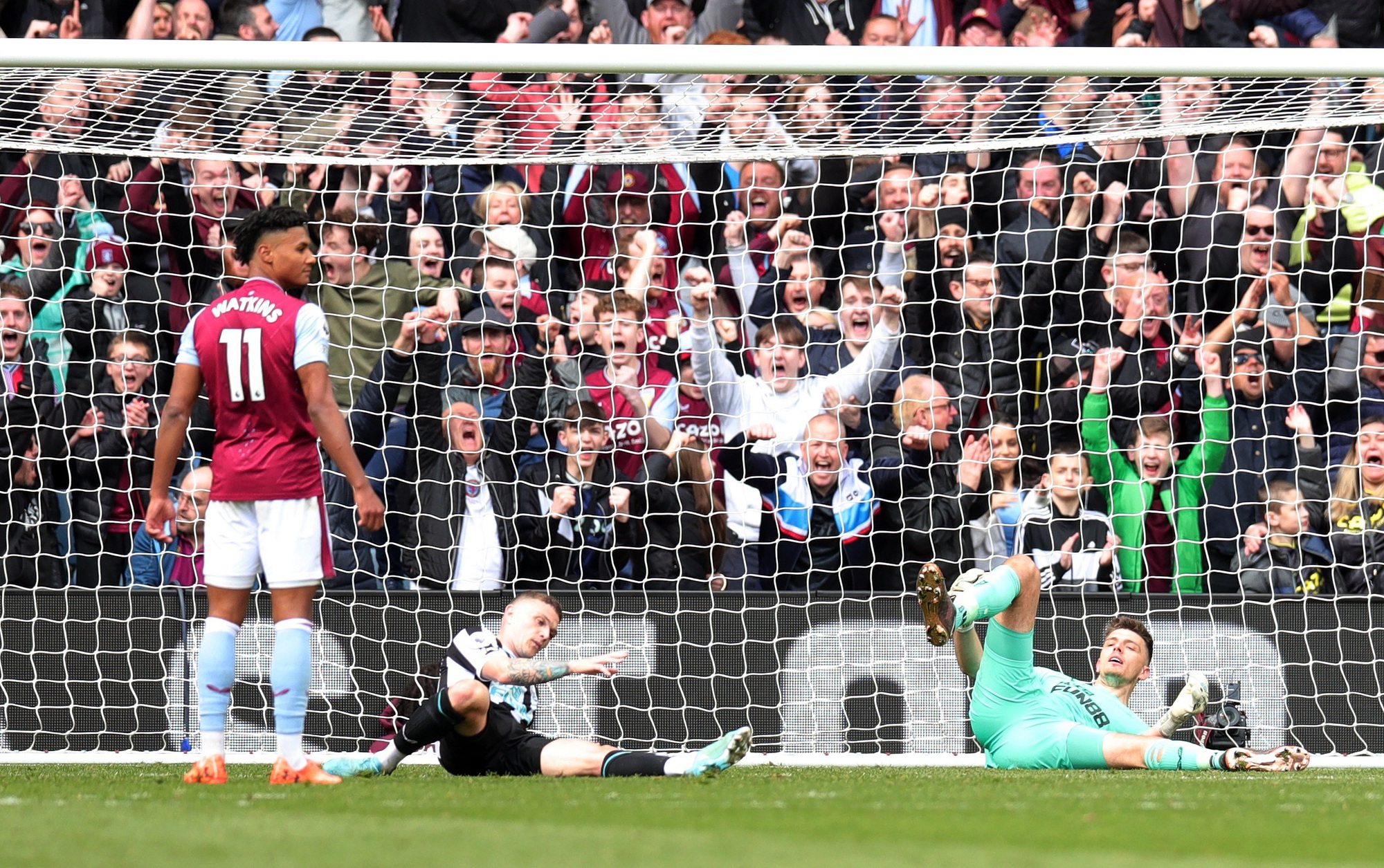 Newcastle thảm bại tại Villa Park, mong manh Top 3 Ngoại hạng - Ảnh 4.