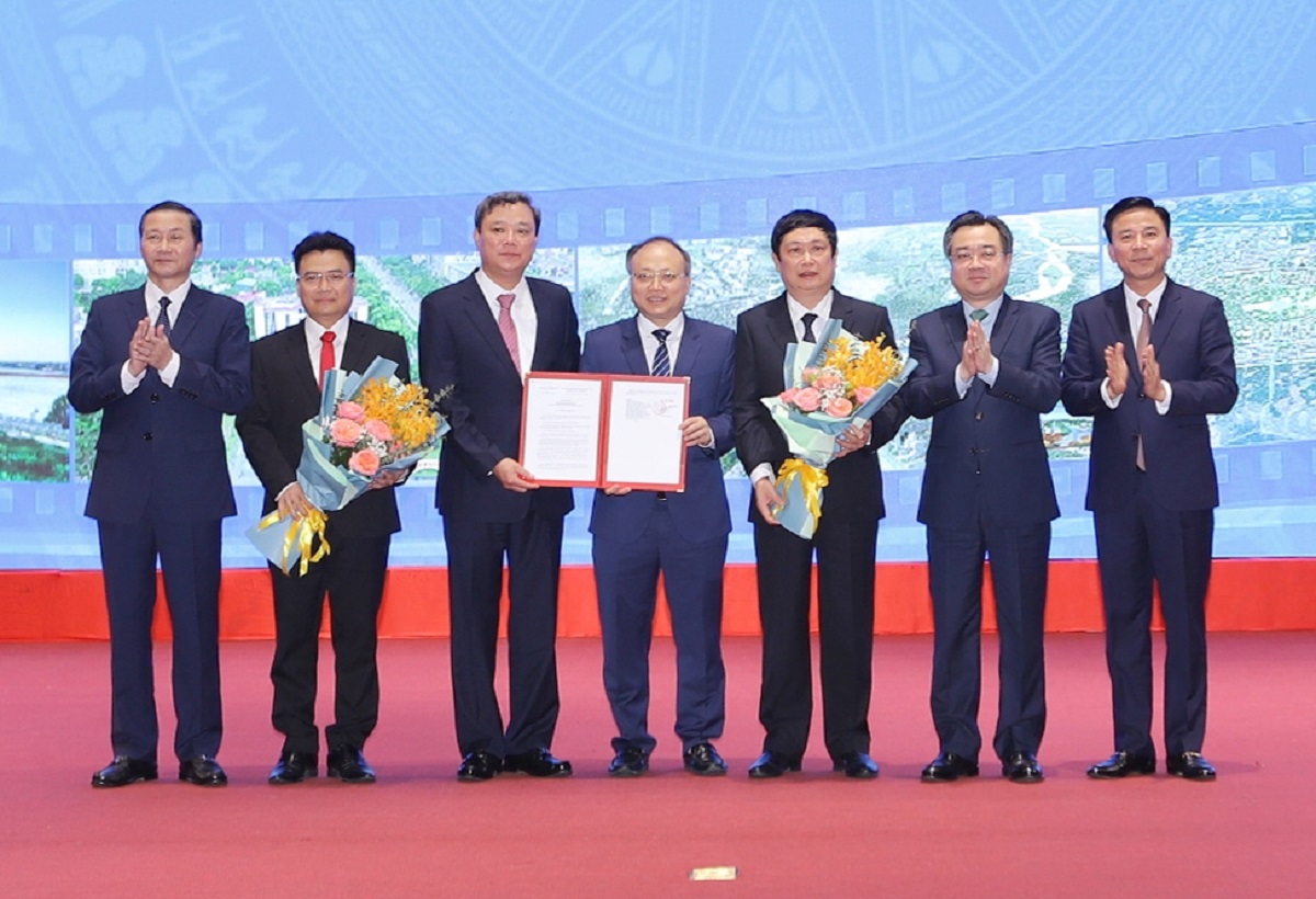 Bộ trưởng Nguyễn Thanh Nghị trao quyết định về quy hoạch của Thủ tướng cho Thanh Hóa