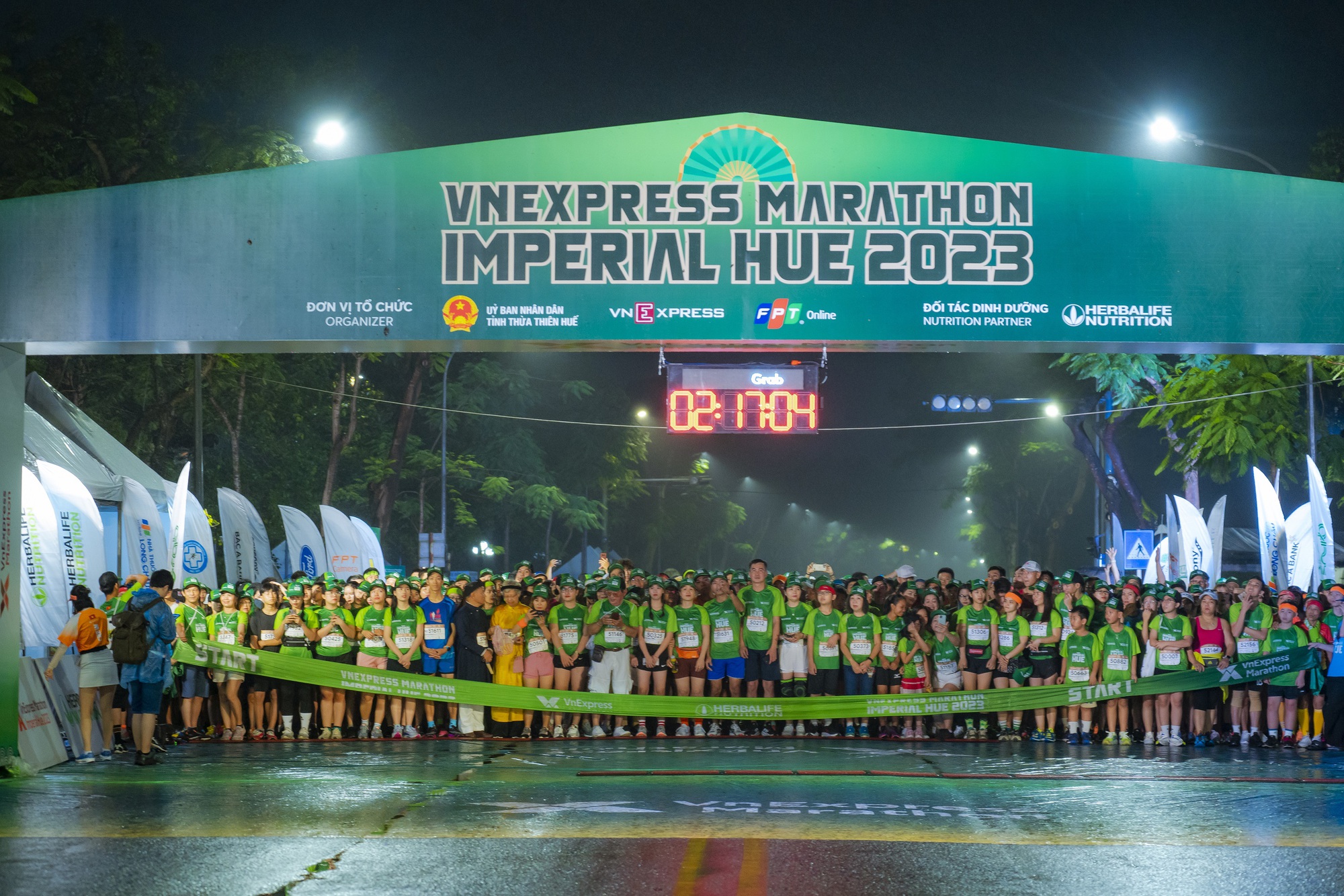 Huế n&aacute;o nhiệt với giải chạy VnExpress Marathon Imperial Hue 2023 - Ảnh 1.