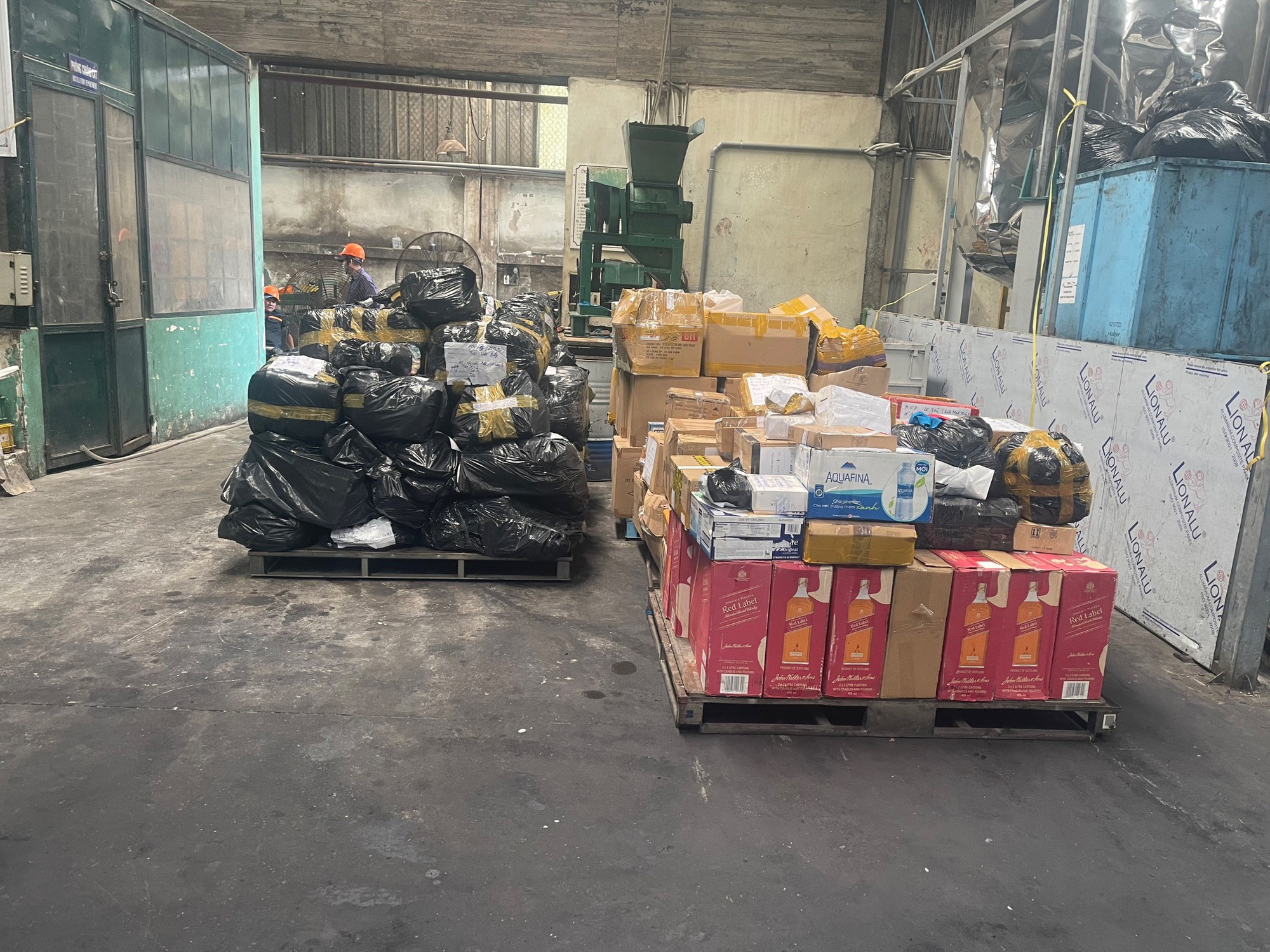 Bắt giữ h&agrave;ng ng&agrave;n sản phẩm giả nh&atilde;n hiệu đ&atilde; được bảo hộ tại Việt Nam - Ảnh 1.