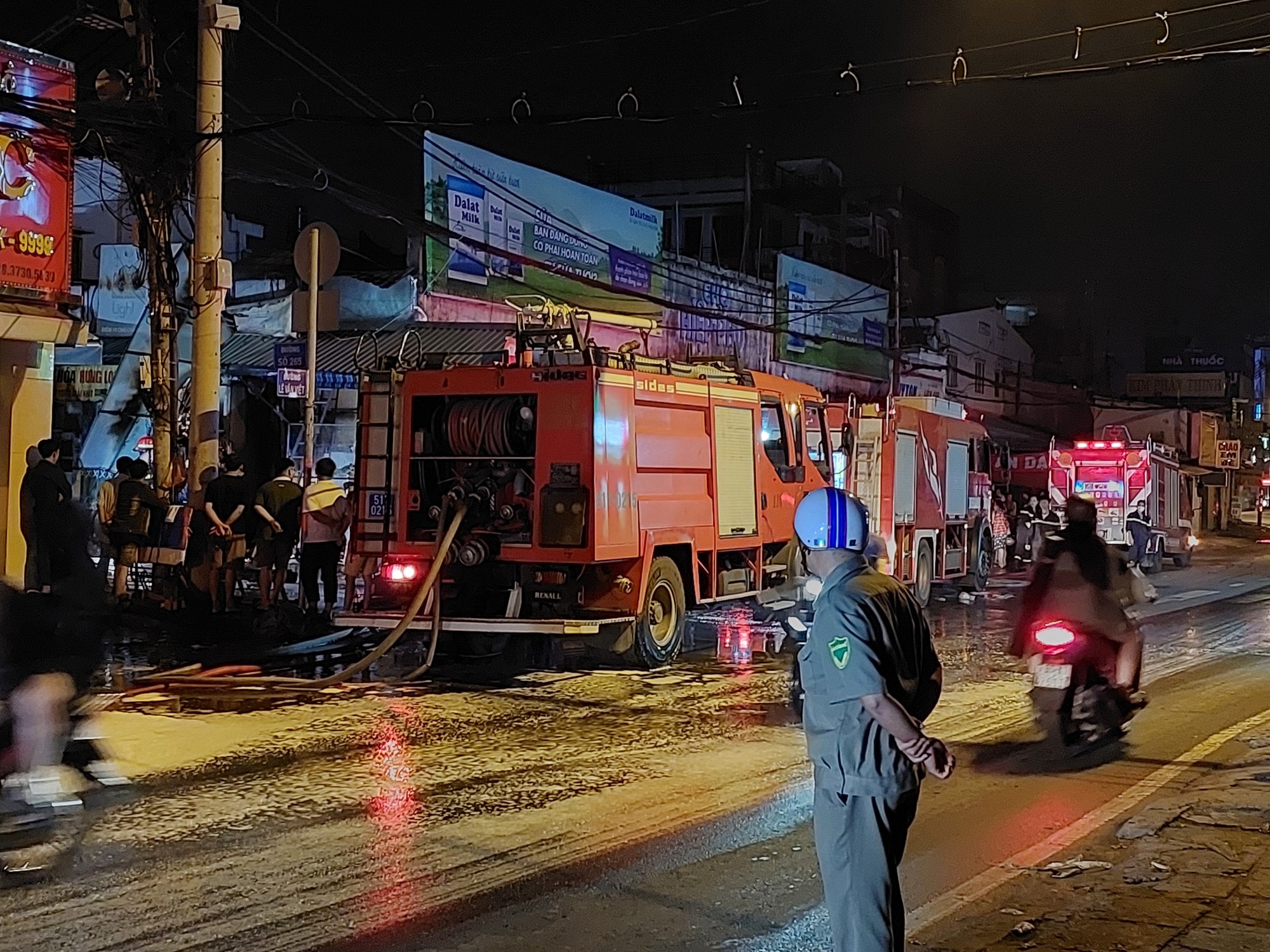 Cháy cửa hàng tạp hoá ở TP Thủ Đức, nhiều người tháo chạy