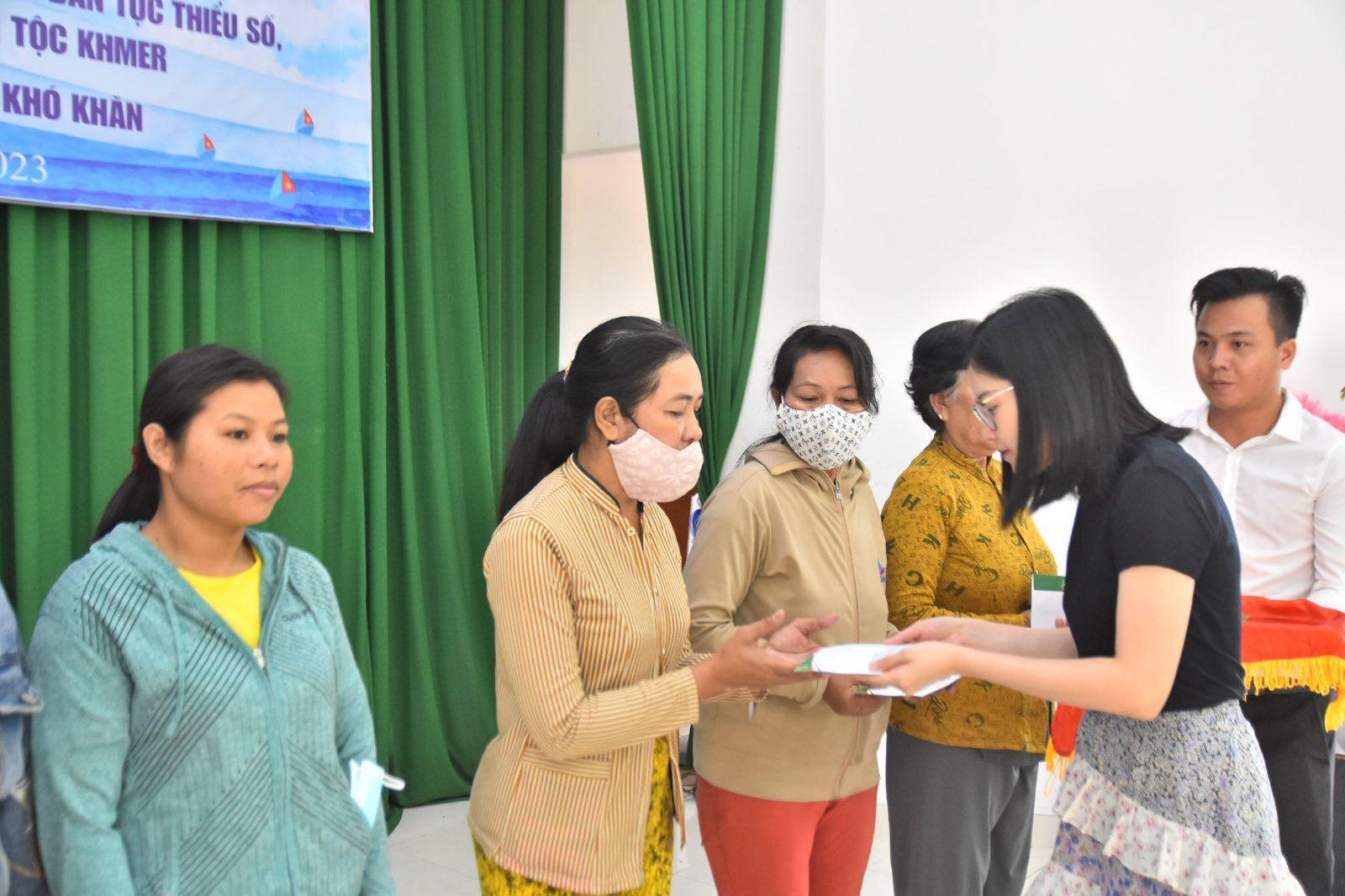 5.000 l&aacute; cờ Tổ quốc c&ugrave;ng học bổng đến với đồng b&agrave;o Khmer tại Cần Giờ - Ảnh 5.