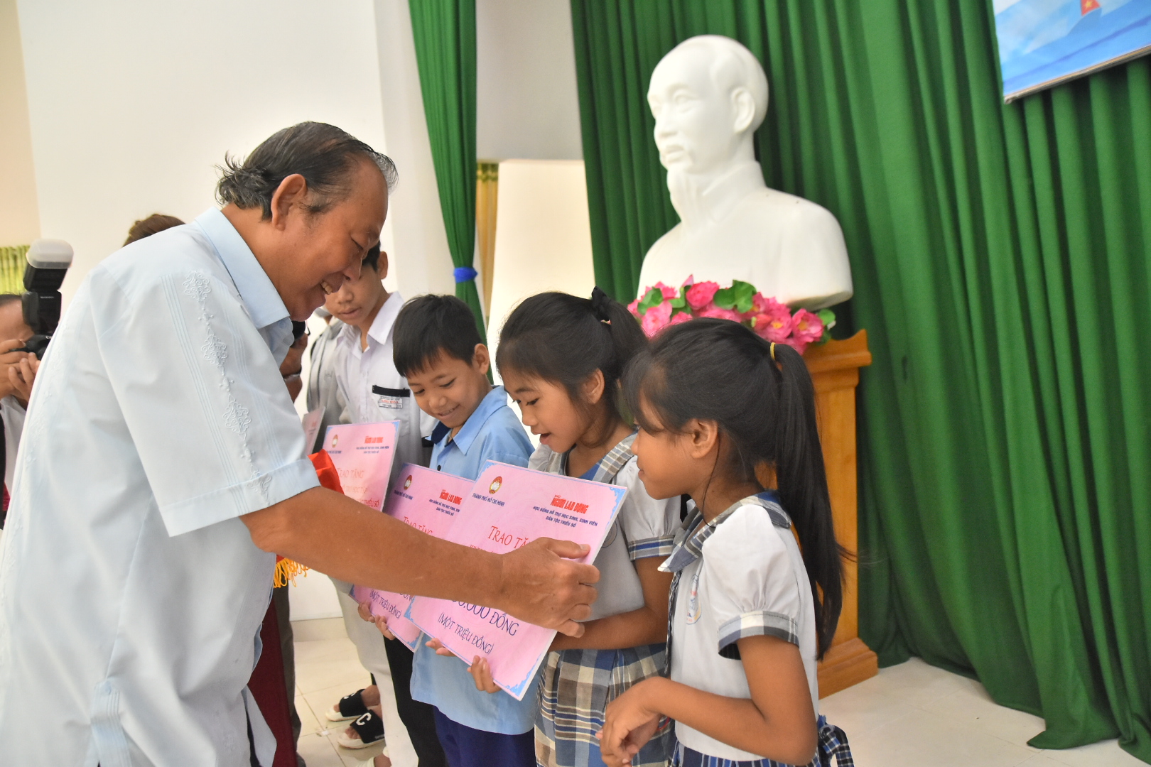 5.000 l&aacute; cờ Tổ quốc c&ugrave;ng học bổng đến với đồng b&agrave;o Khmer tại Cần Giờ - Ảnh 3.