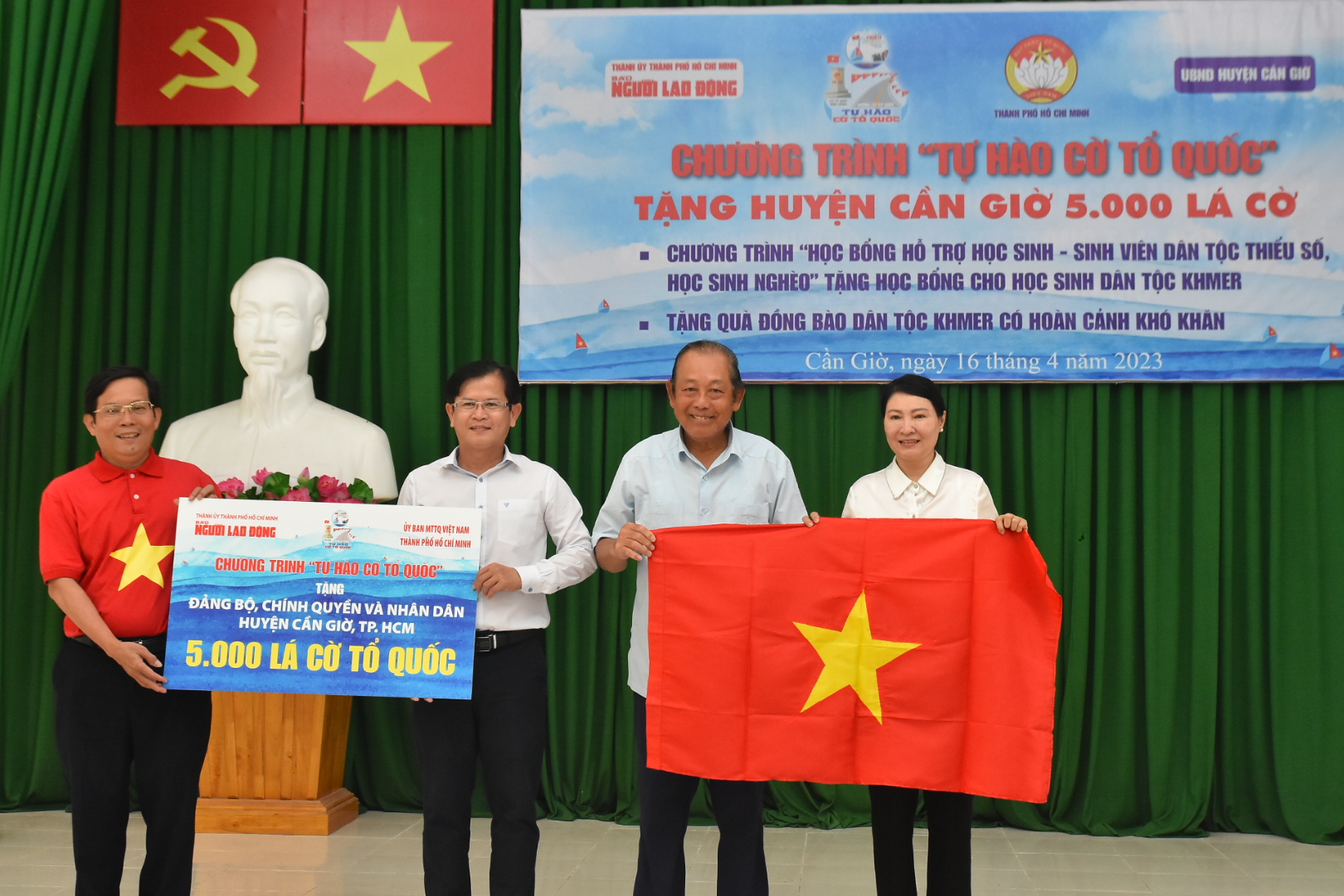 5.000 lá cờ Tổ quốc cùng học bổng đến với đồng bào Khmer tại Cần Giờ