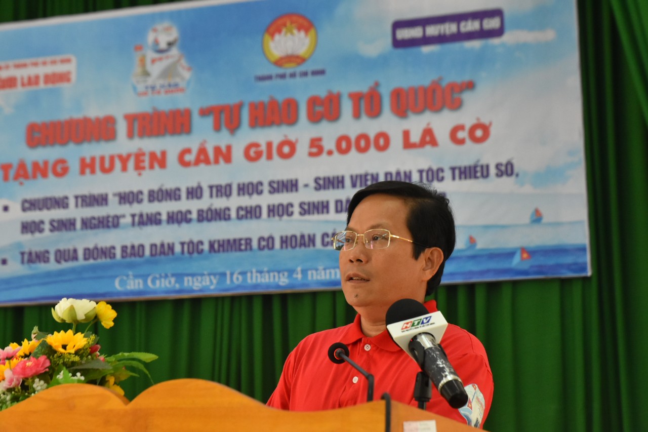 5.000 l&aacute; cờ Tổ quốc c&ugrave;ng học bổng đến với đồng b&agrave;o Khmer tại Cần Giờ - Ảnh 2.