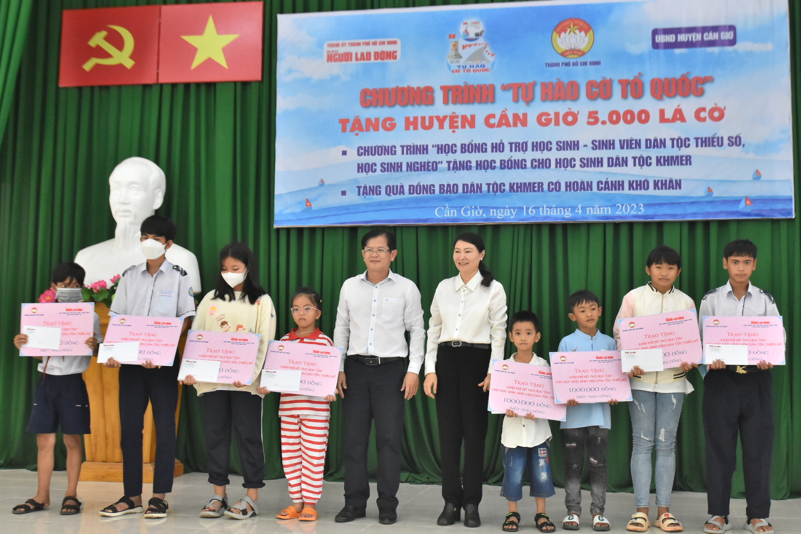 5.000 l&aacute; cờ Tổ quốc c&ugrave;ng học bổng đến với đồng b&agrave;o Khmer tại Cần Giờ - Ảnh 6.