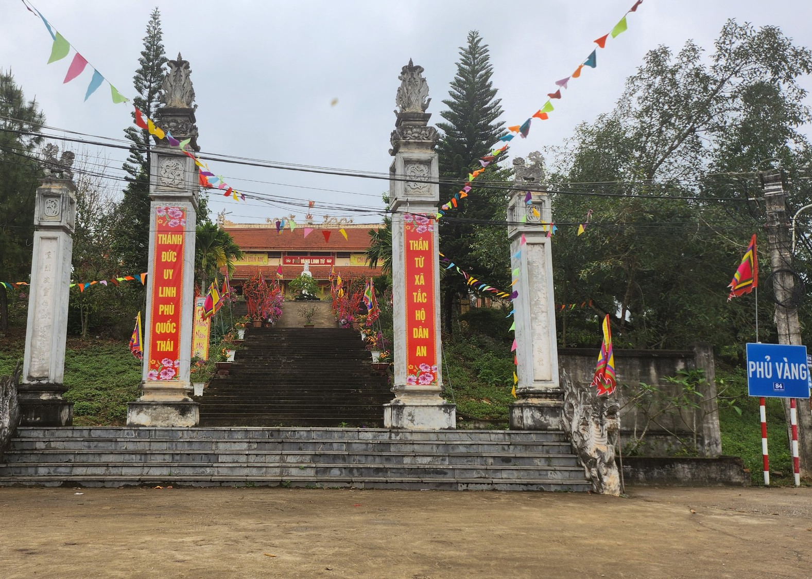 Thủ nhang khu tâm linh Phủ Vàng ở Thanh Hóa bị bắt về hành vi đánh bạc