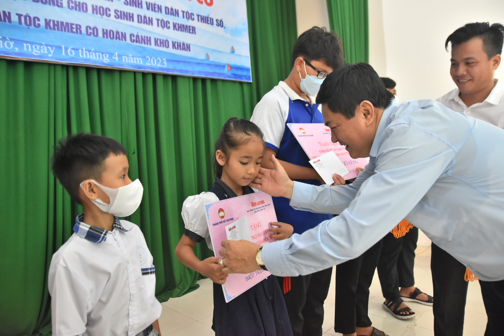 5.000 l&aacute; cờ Tổ quốc c&ugrave;ng học bổng đến với đồng b&agrave;o Khmer tại Cần Giờ - Ảnh 4.