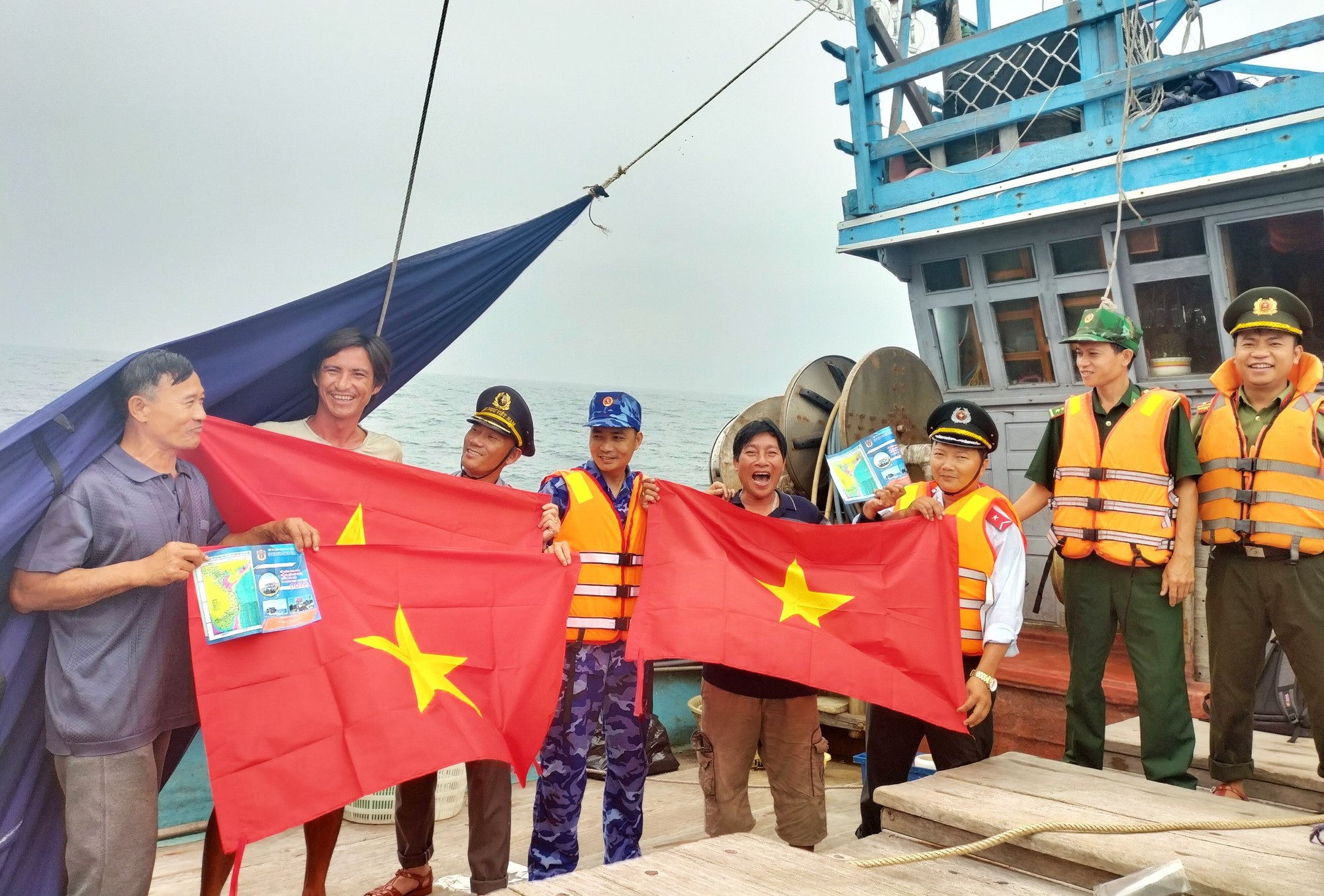 Vượt tr&ugrave;ng khơi trao cờ Tổ quốc tận tay ngư d&acirc;n - Ảnh 1.