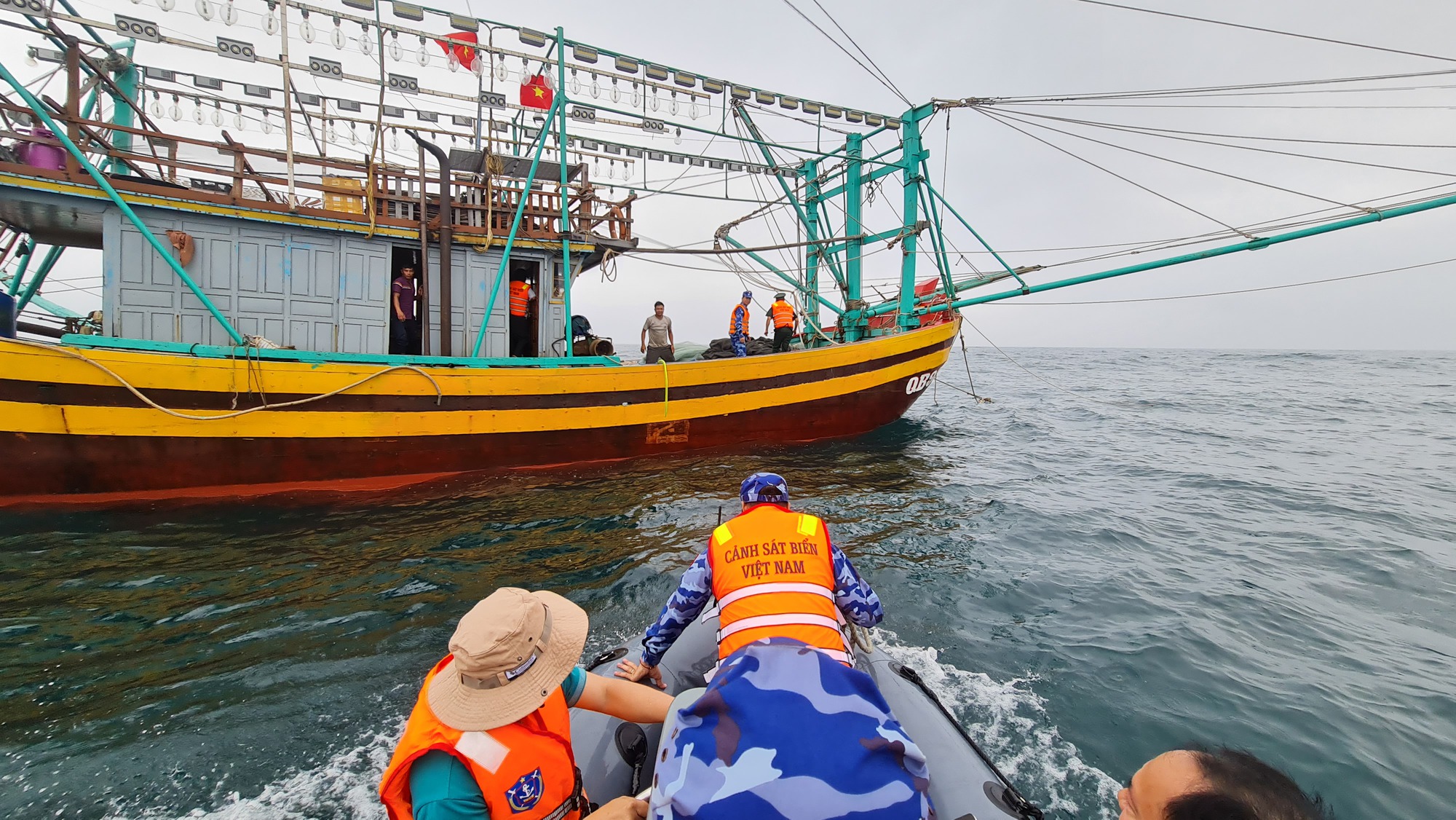 Vượt trùng khơi trao cờ Tổ quốc tận tay ngư dân