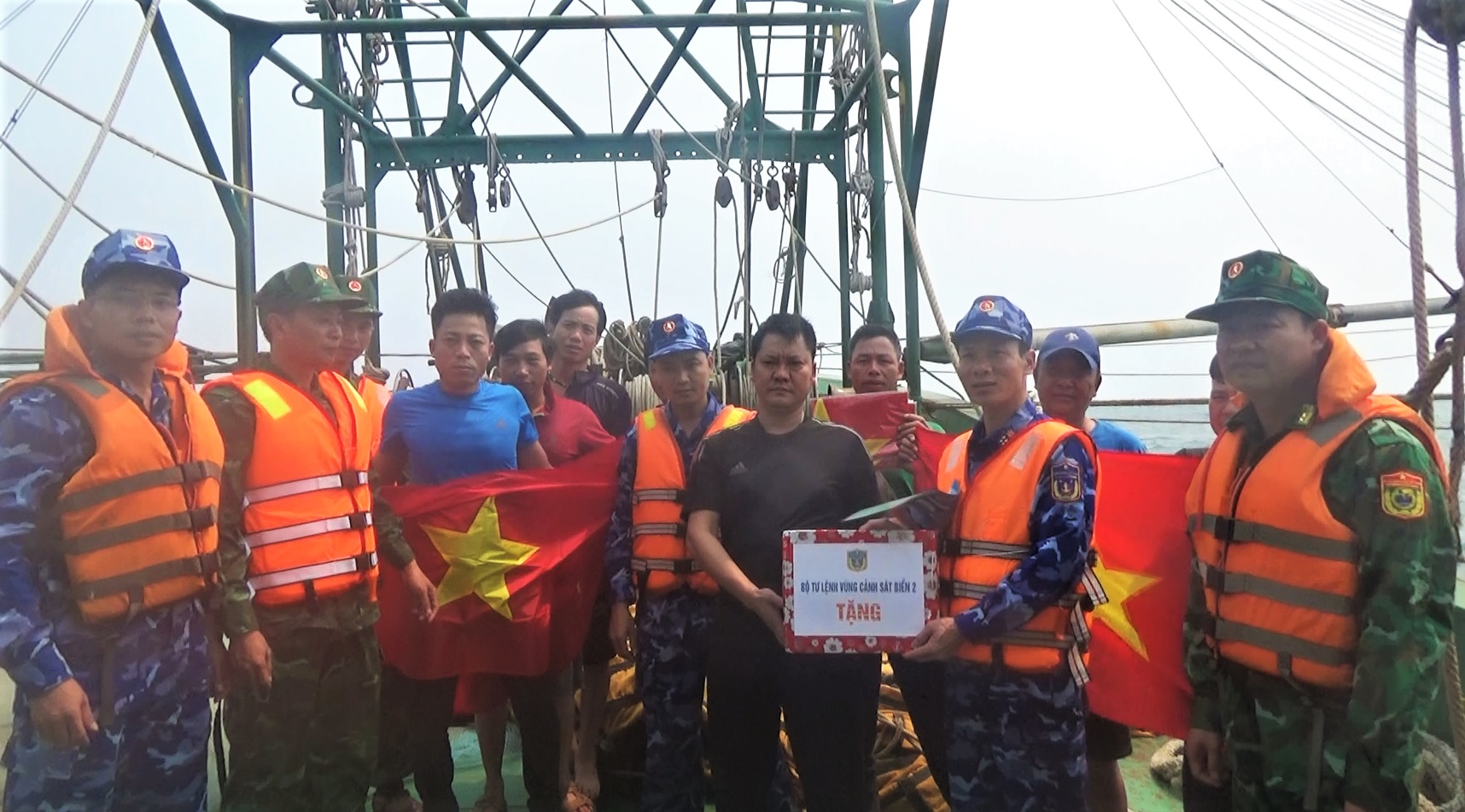 Vượt tr&ugrave;ng khơi trao cờ Tổ quốc tận tay ngư d&acirc;n - Ảnh 2.