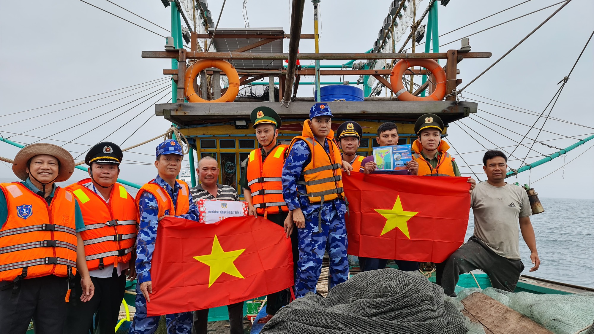 Vượt tr&ugrave;ng khơi trao cờ Tổ quốc tận tay ngư d&acirc;n - Ảnh 8.
