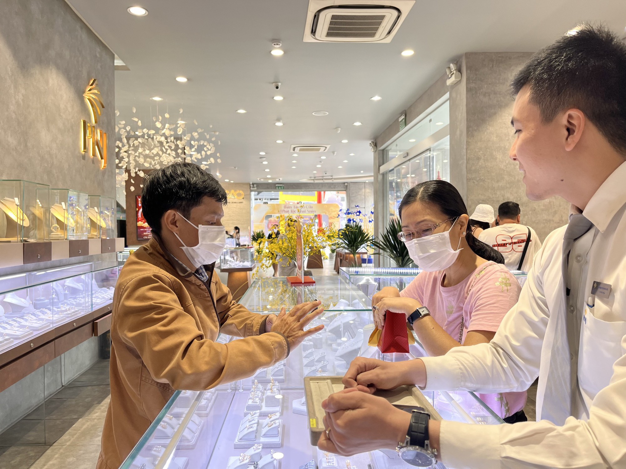 Giá vàng hôm nay 16-4: Bị bán tháo, giá vàng vẫn được dự báo tăng