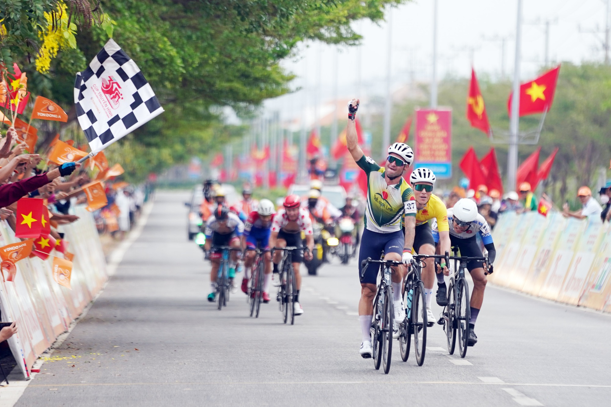 Nguyễn Thắng đoạt Áo cam tại Đường cờ Tổ quốc ở Ninh Thuận