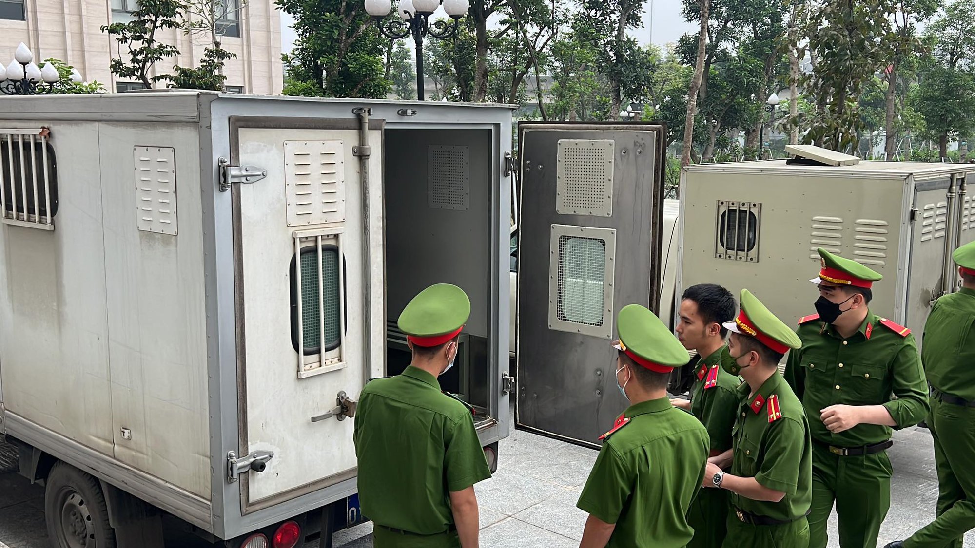 Cựu gi&aacute;m đốc BV Tim H&agrave; Nội Nguyễn Quang Tuấn mặc &aacute;o xanh tới t&ograve;a tr&ecirc;n xe đặc chủng - Ảnh 4.