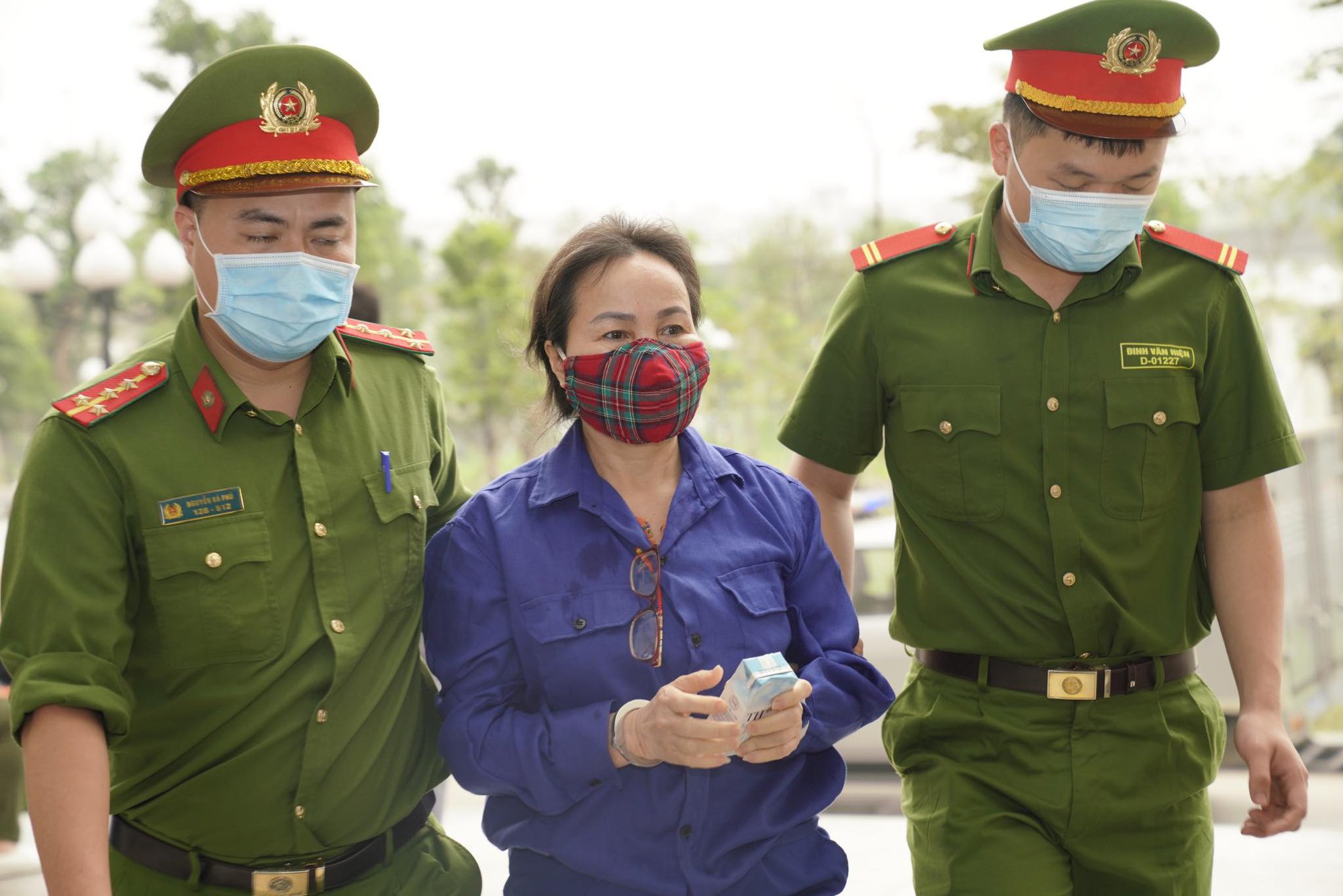 Cựu gi&aacute;m đốc BV Tim H&agrave; Nội Nguyễn Quang Tuấn mặc &aacute;o xanh tới t&ograve;a tr&ecirc;n xe đặc chủng - Ảnh 3.