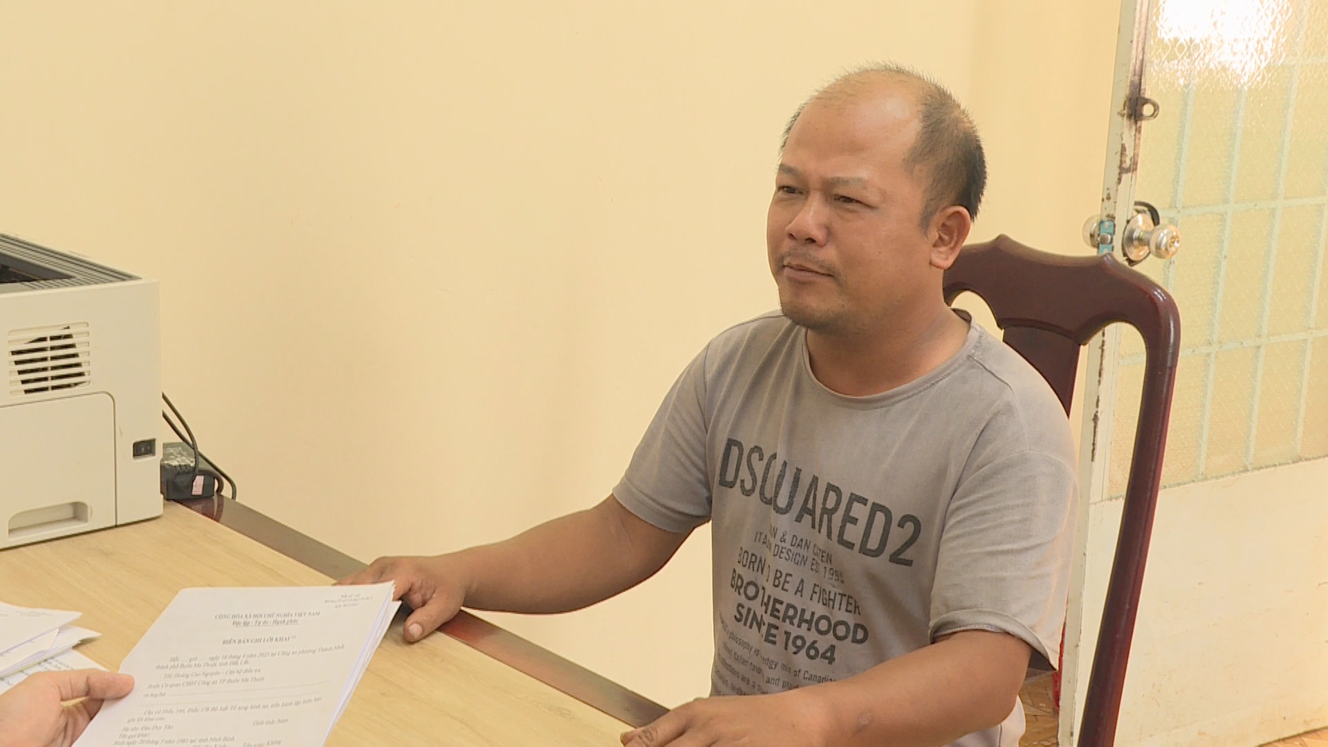 Tạm giữ người đàn ông say rượu, đánh CSGT