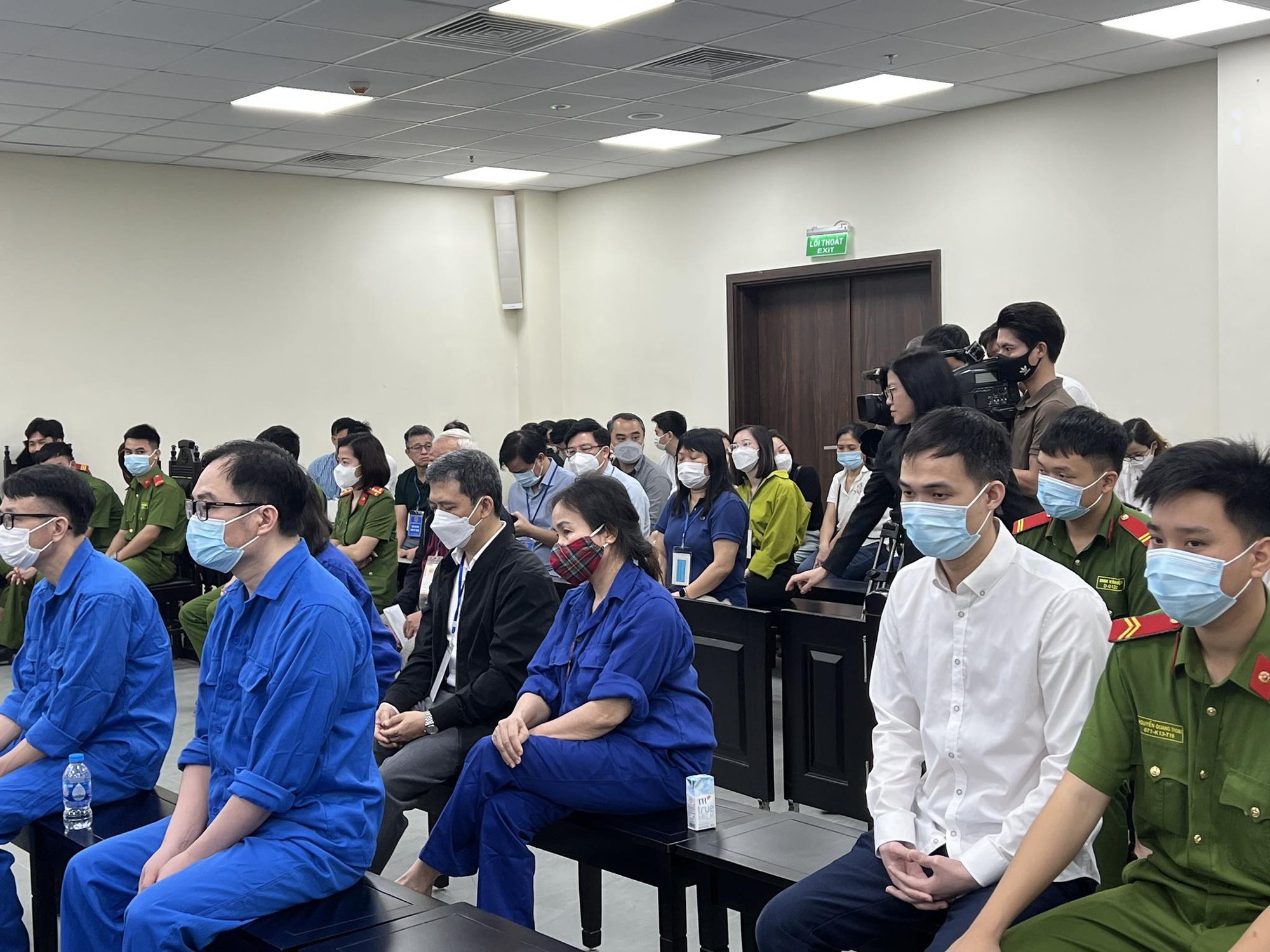 Cựu gi&aacute;m đốc BV Tim H&agrave; Nội Nguyễn Quang Tuấn mặc &aacute;o xanh tới t&ograve;a tr&ecirc;n xe đặc chủng - Ảnh 11.