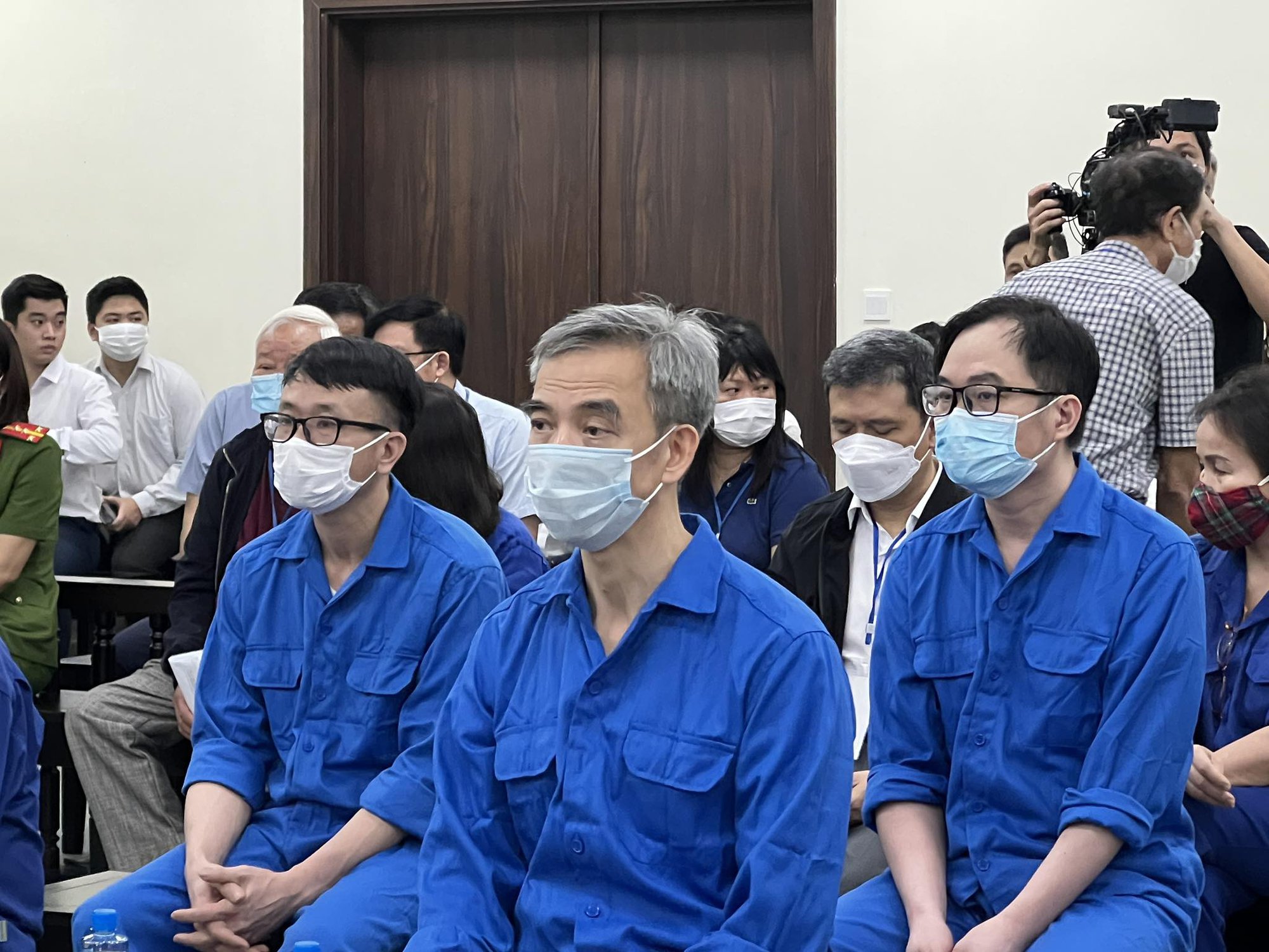 Cựu gi&aacute;m đốc BV Tim H&agrave; Nội Nguyễn Quang Tuấn mặc &aacute;o xanh tới t&ograve;a tr&ecirc;n xe đặc chủng - Ảnh 9.