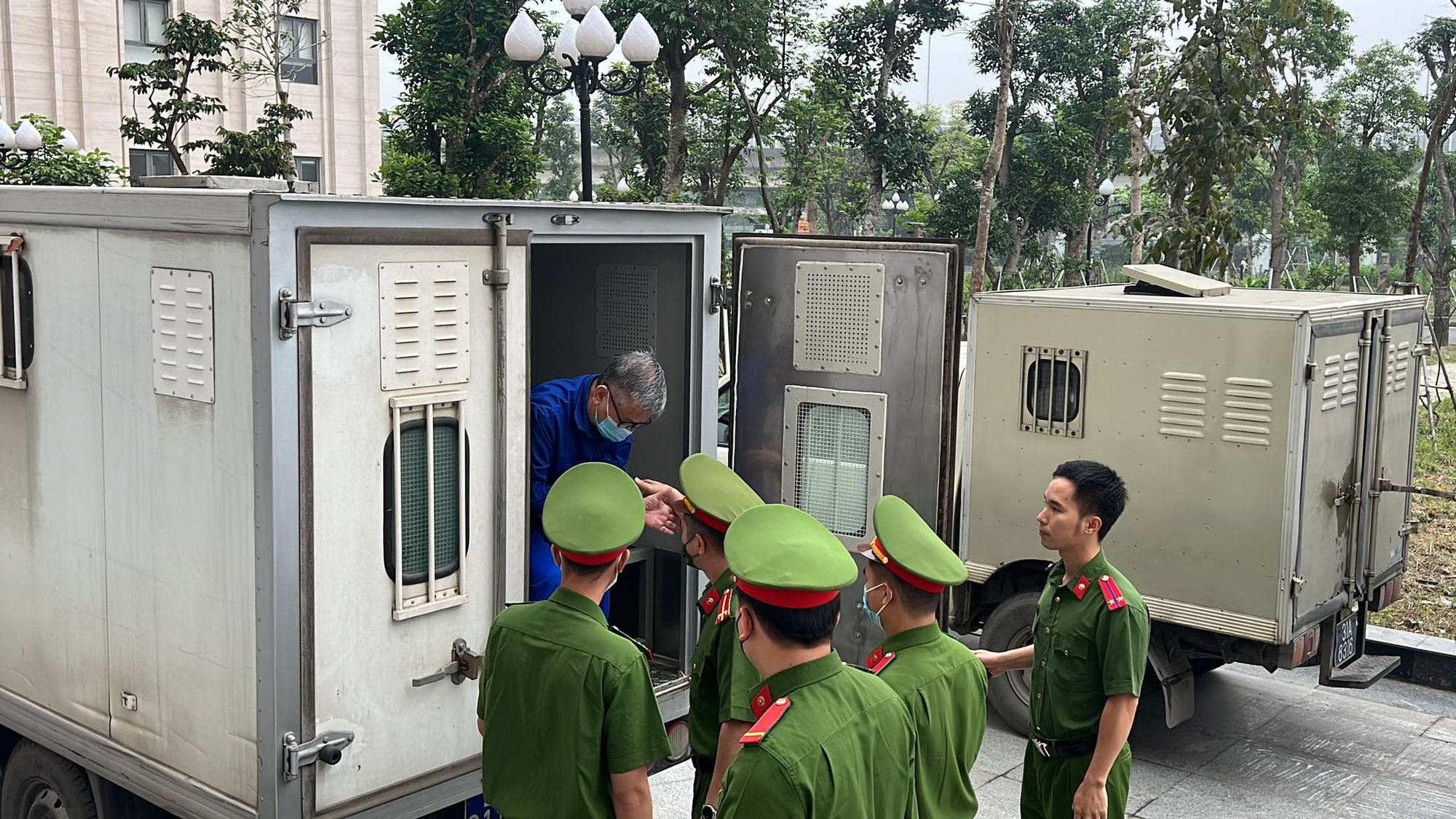 Cựu gi&aacute;m đốc BV Tim H&agrave; Nội Nguyễn Quang Tuấn mặc &aacute;o xanh tới t&ograve;a tr&ecirc;n xe đặc chủng - Ảnh 7.