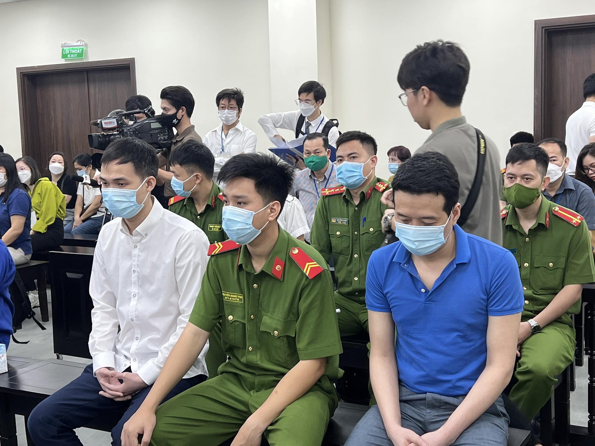 Cựu gi&aacute;m đốc BV Tim H&agrave; Nội Nguyễn Quang Tuấn mặc &aacute;o xanh tới t&ograve;a tr&ecirc;n xe đặc chủng - Ảnh 12.