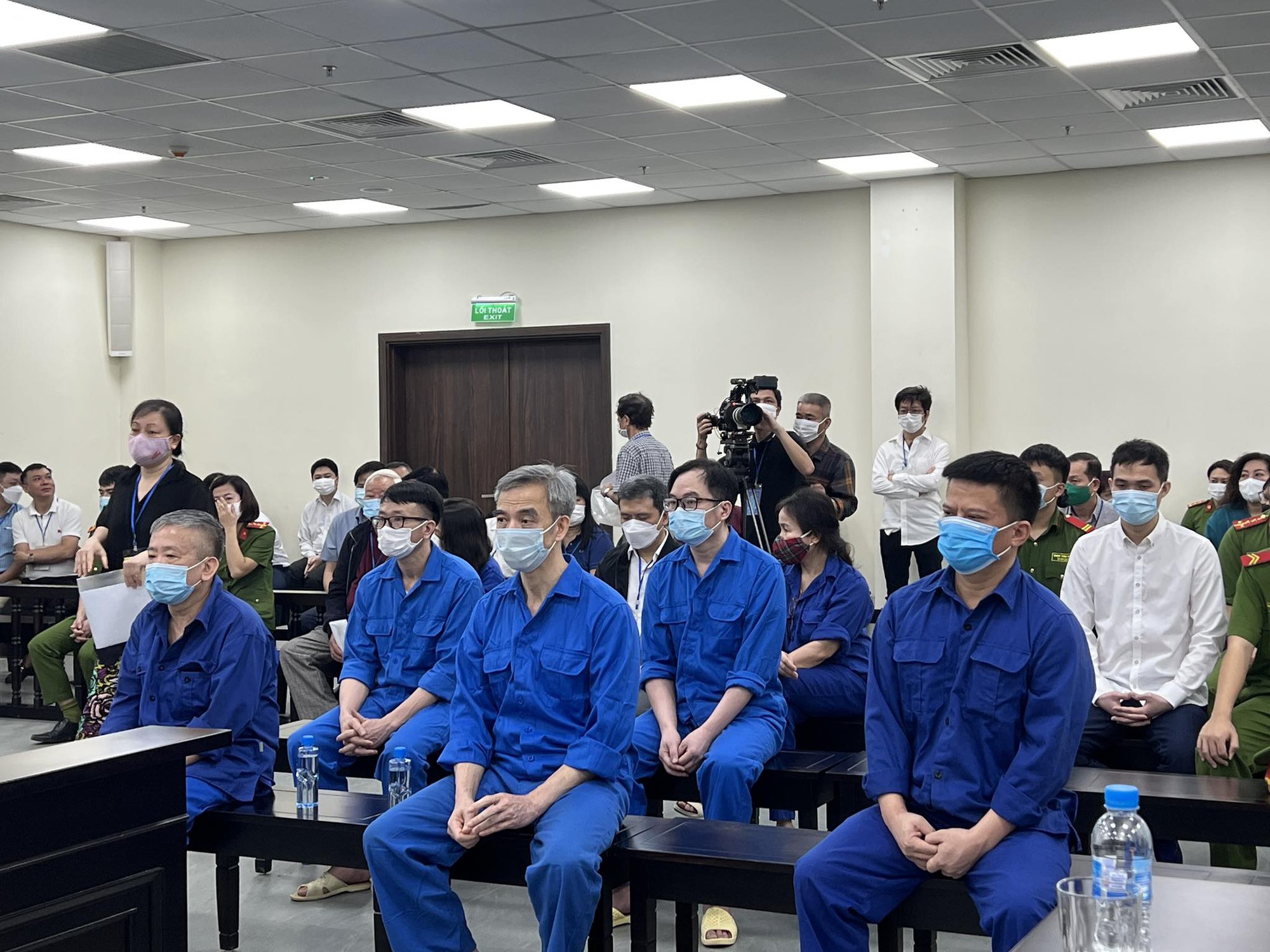 Cựu gi&aacute;m đốc BV Tim H&agrave; Nội Nguyễn Quang Tuấn mặc &aacute;o xanh tới t&ograve;a tr&ecirc;n xe đặc chủng - Ảnh 13.