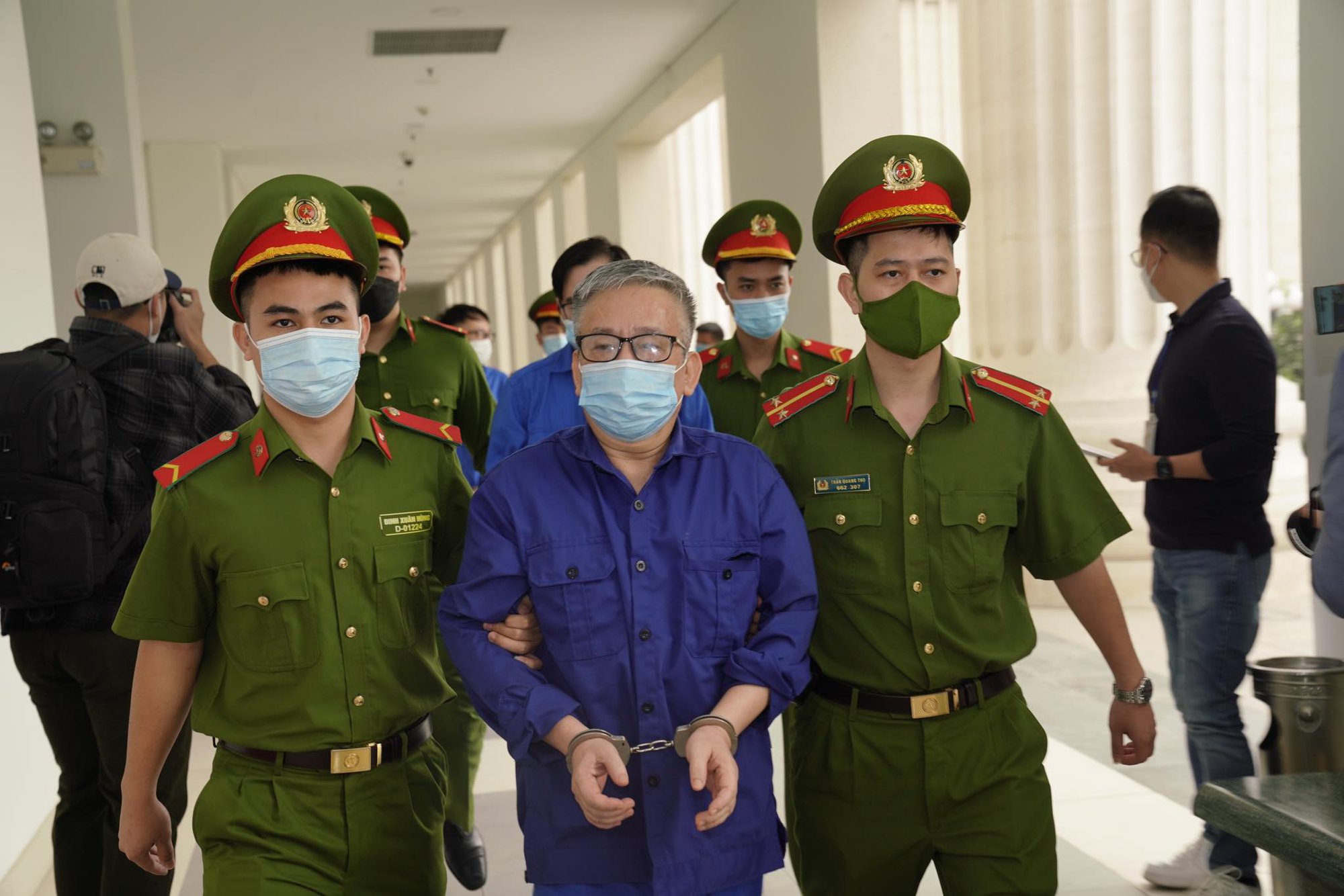 Cựu gi&aacute;m đốc BV Tim H&agrave; Nội Nguyễn Quang Tuấn mặc &aacute;o xanh tới t&ograve;a tr&ecirc;n xe đặc chủng - Ảnh 6.