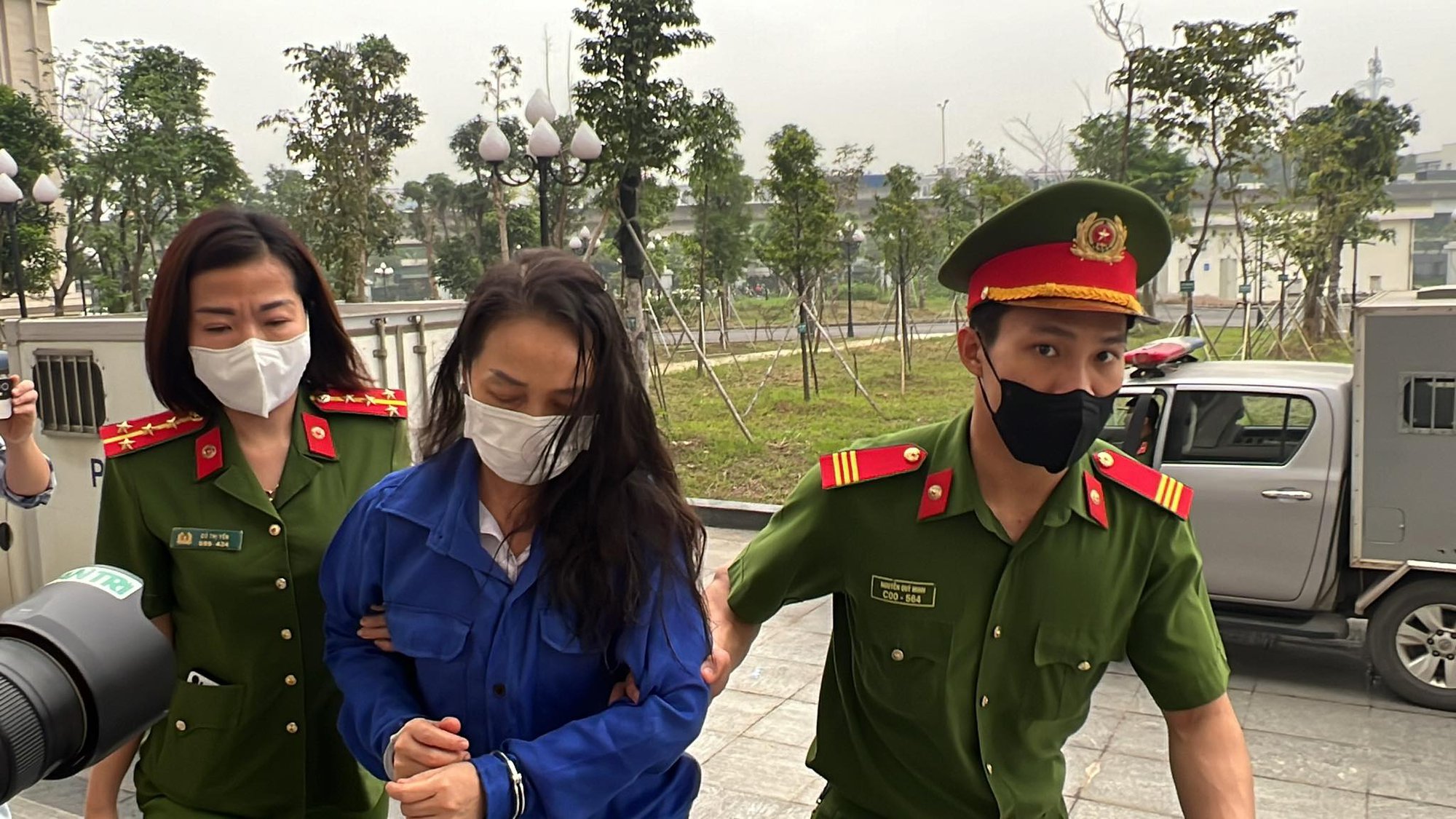 Cựu gi&aacute;m đốc BV Tim H&agrave; Nội Nguyễn Quang Tuấn mặc &aacute;o xanh tới t&ograve;a tr&ecirc;n xe đặc chủng - Ảnh 8.