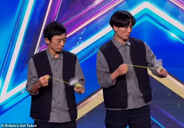 “Tìm kiếm tài năng Anh” bị chỉ trích vì thí sinh vừa tự thiêu vừa giải rubik - Ảnh 4.