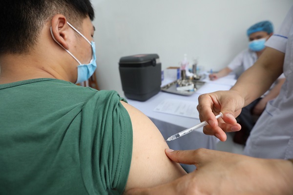 Ph&acirc;n bổ th&ecirc;m 832.900 liều vắc-xin COVID-19 để ti&ecirc;m nhắc lại - Ảnh 1.