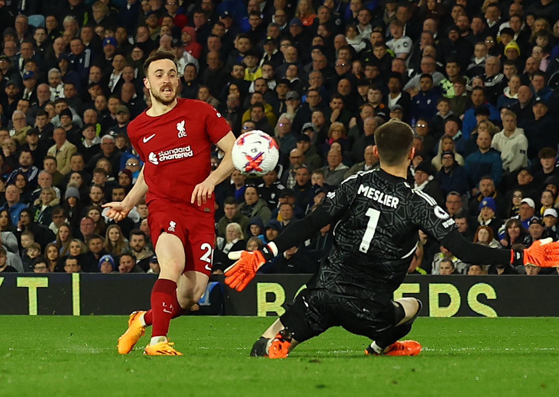 Vùi dập chủ nhà Leeds United, Liverpool vẫn khó mơ trở lại