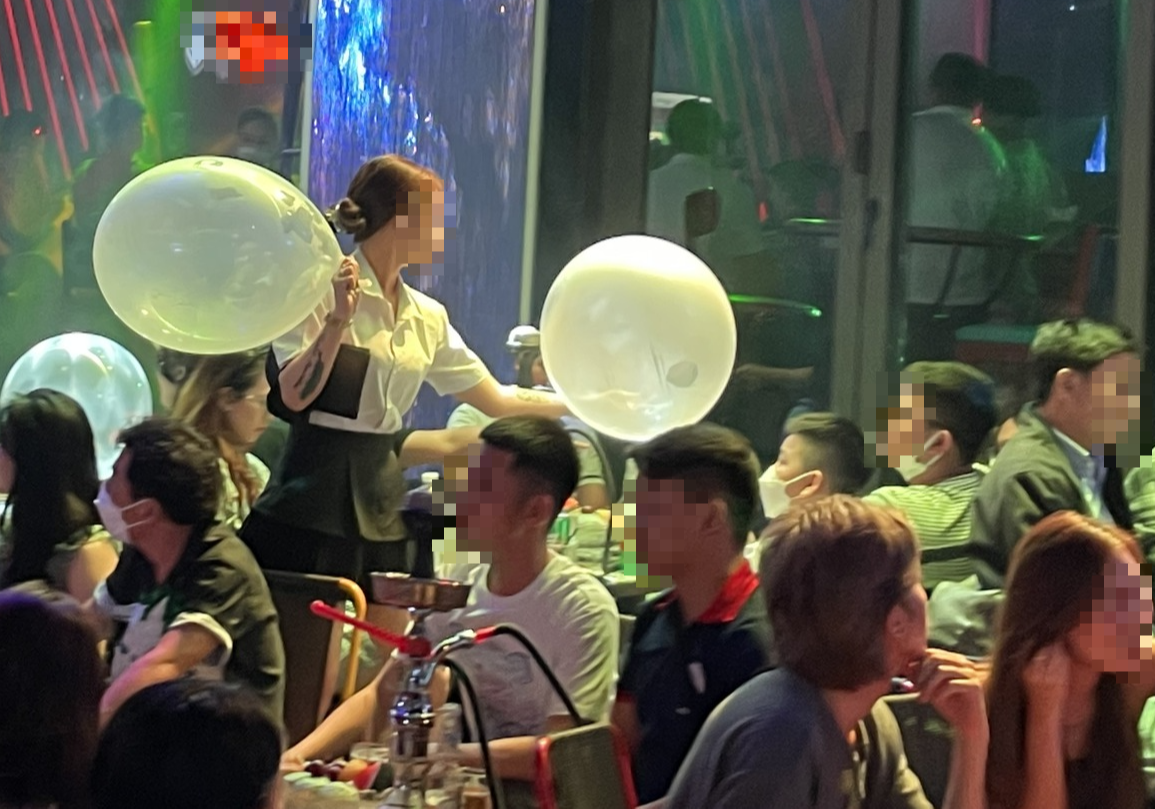 Hít bóng cười, thiếu nữ 15 tuổi tê bì chân tay, đi lại khó khăn
