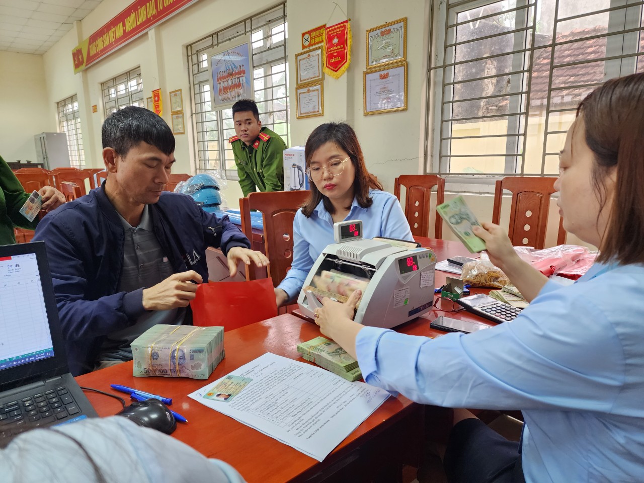 Nhận tiền đền bù, người dân mong đường Vành đai 4 sớm khởi công