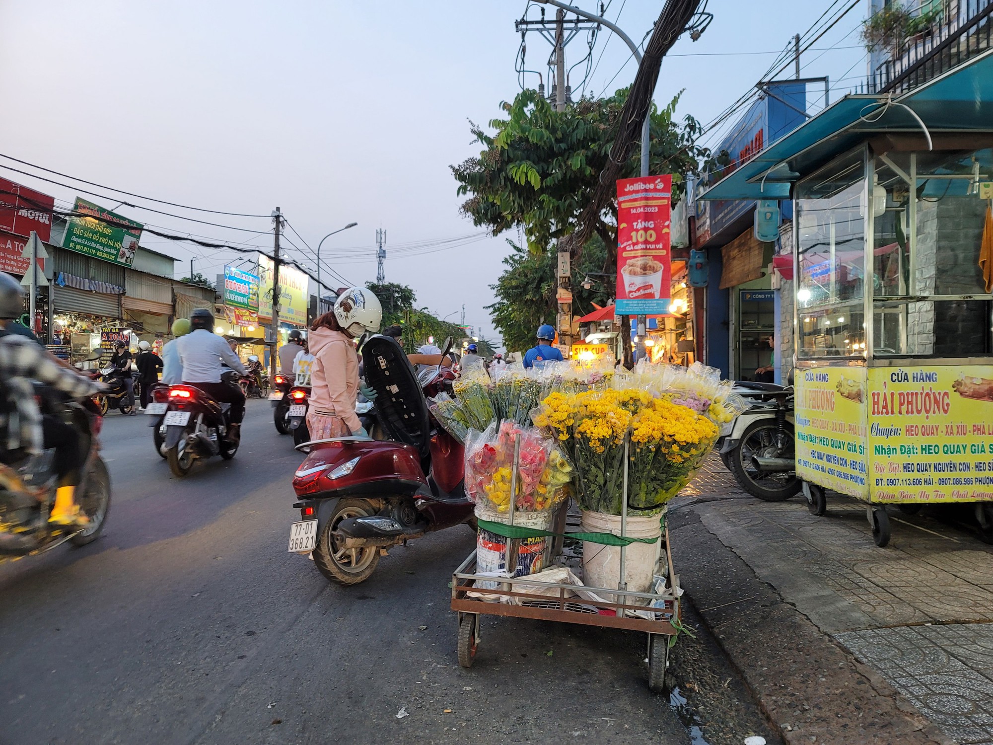 Cận cảnh hỗn loạn ở "chợ chạy" Hiệp Bình, TP Thủ Đức