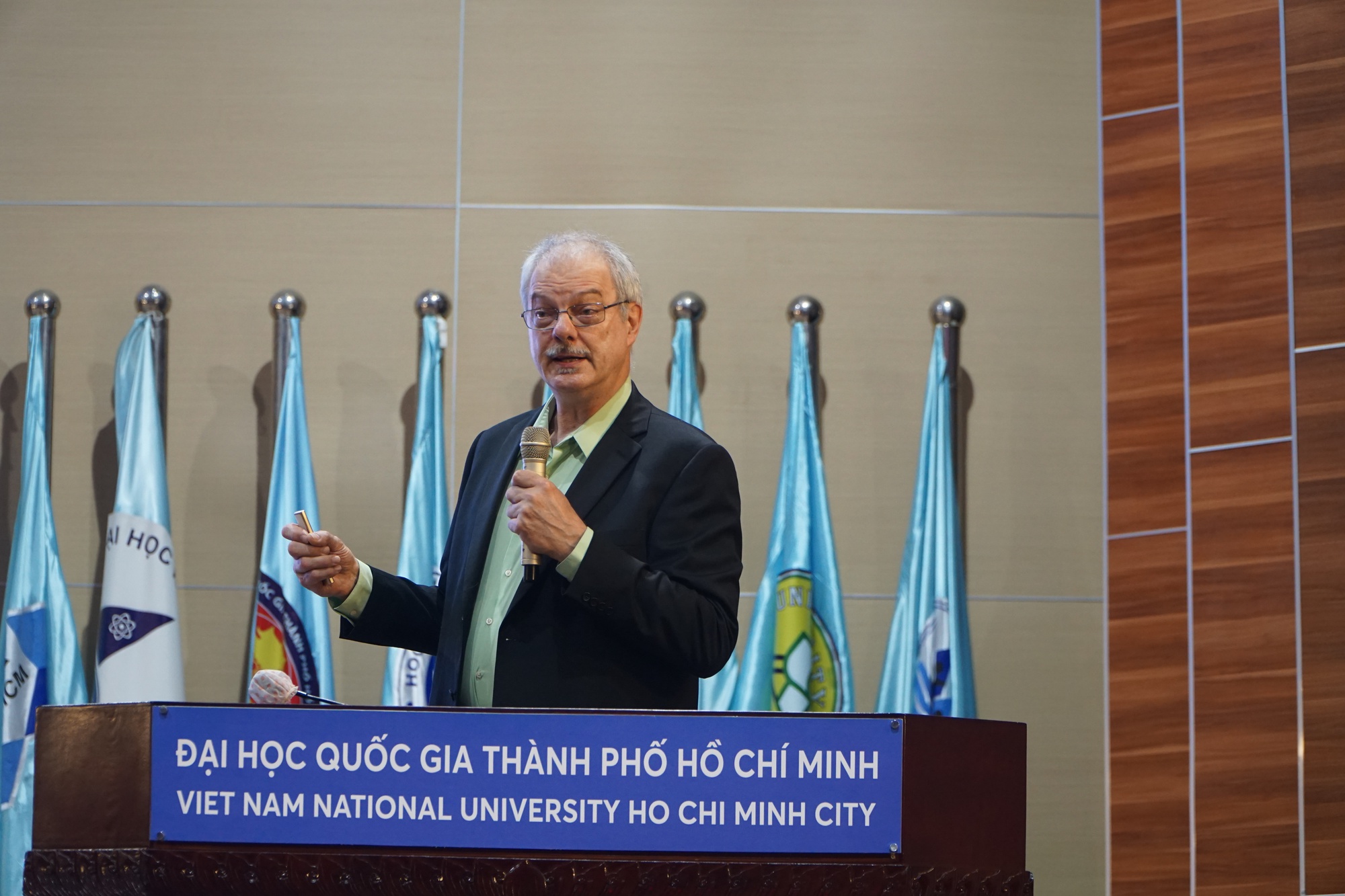 Chủ nhân giải Nobel Hoá học 2022 đến Việt Nam và truyền cảm hứng - Ảnh 1.