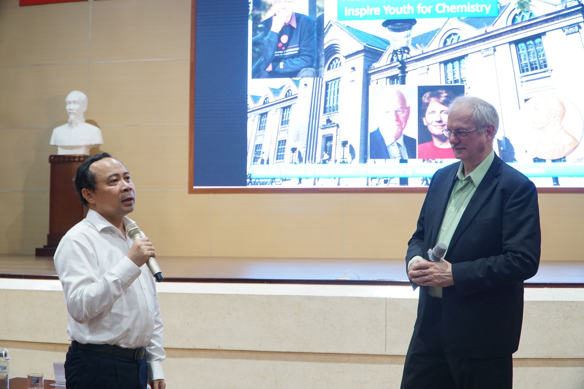Chủ nhân giải Nobel Hoá học 2022 đến Việt Nam và truyền cảm hứng - Ảnh 2.
