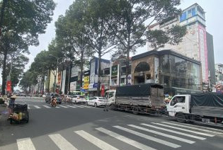 Ngán ngẩm ôtô dừng đậu tràn lan