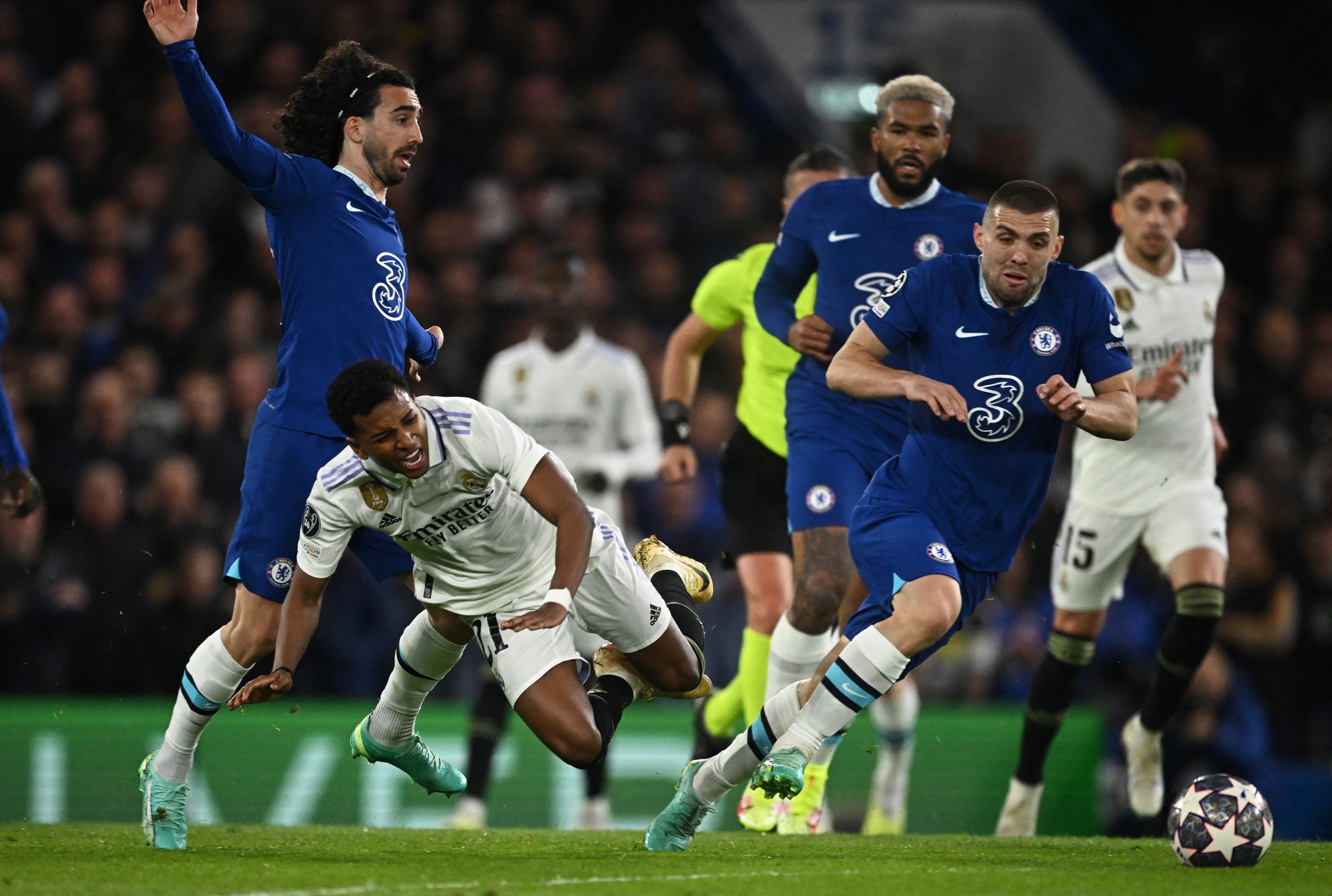 "Pháo đài" Stamford Bridge sụp đổ, Chelsea ngậm ngùi chia tay Champions League