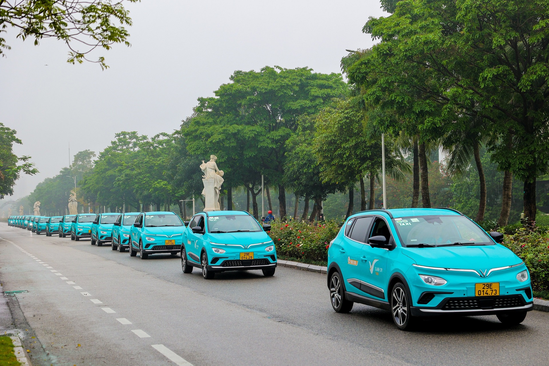Taxi điện của tỉ ph&uacute; Phạm Nhật Vượng bất ngờ xuất hiện tại TP HCM - Ảnh 3.