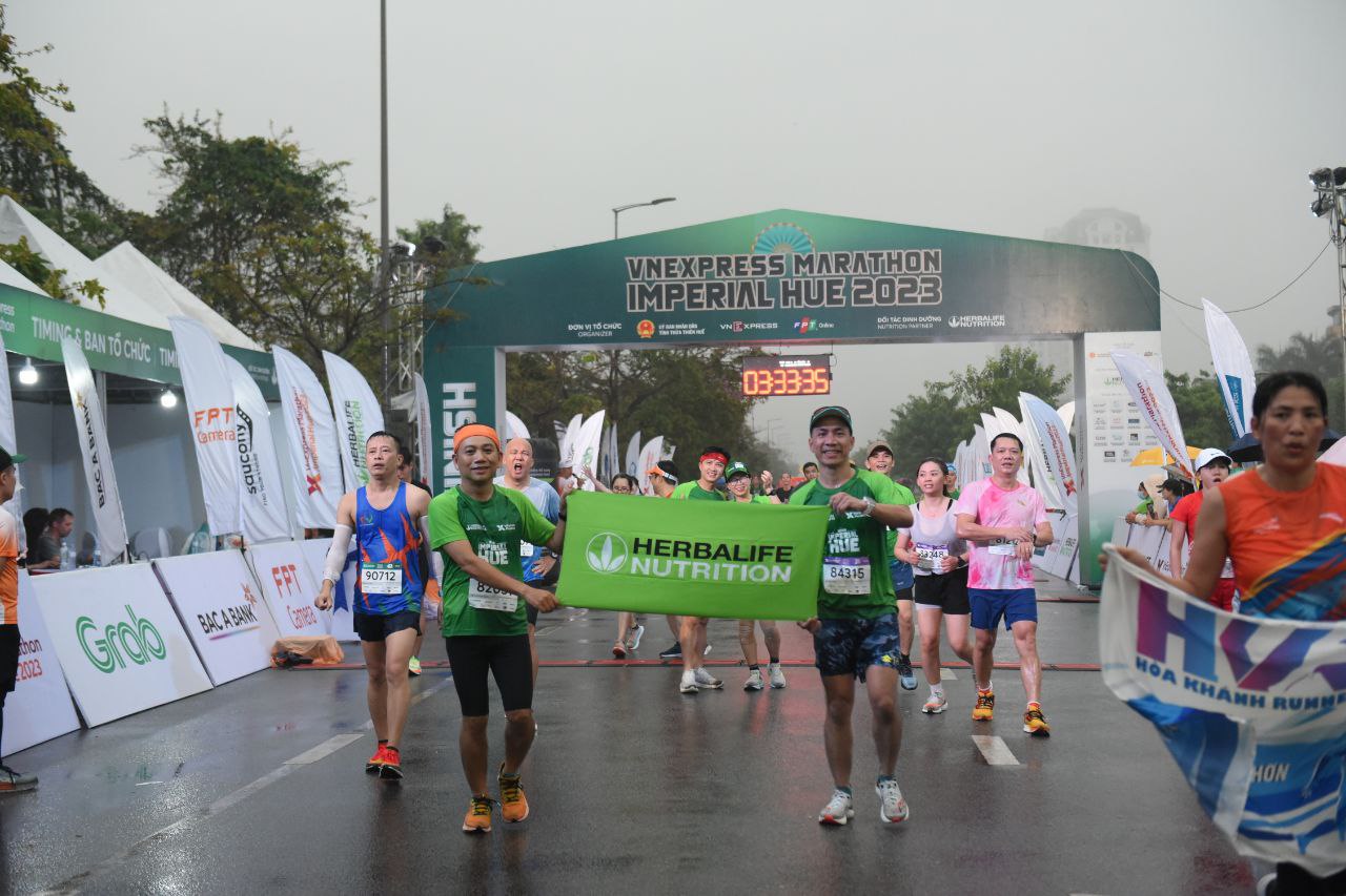 Herbalife Việt Nam đồng h&agrave;nh c&ugrave;ng VnExpress Marathon Imperial Huế 2023 - Ảnh 1.