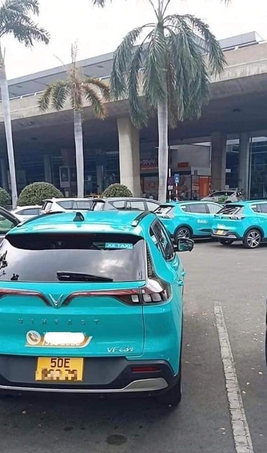 Taxi điện của tỉ ph&uacute; Phạm Nhật Vượng bất ngờ xuất hiện tại TP HCM - Ảnh 1.