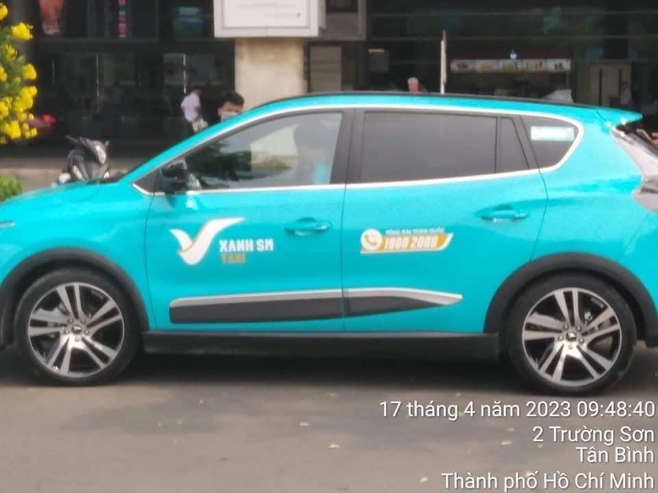 Taxi điện của tỉ ph&uacute; Phạm Nhật Vượng bất ngờ xuất hiện tại TP HCM - Ảnh 2.