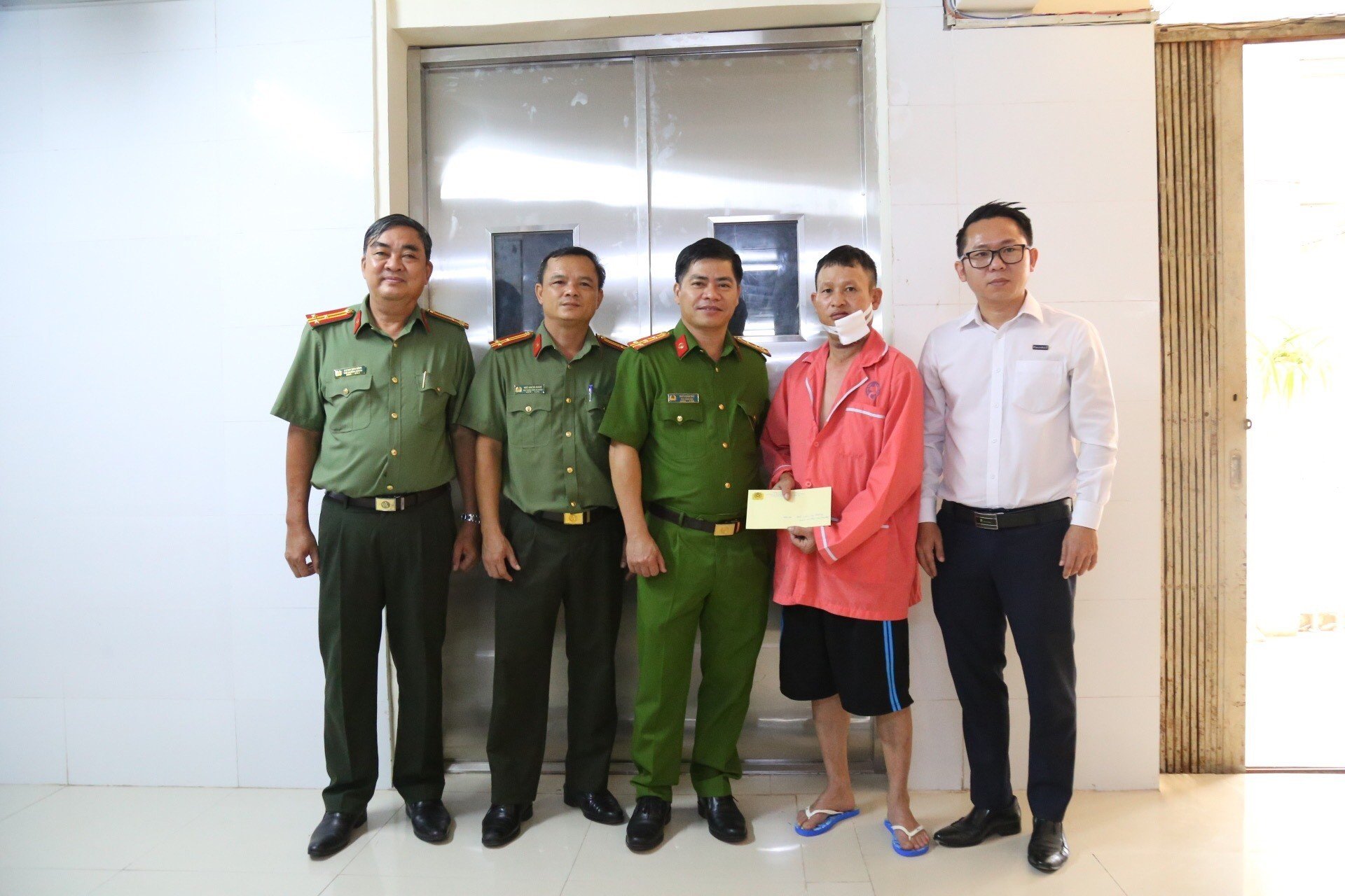Bảo vệ chống trả tên cướp ngân hàng có súng hiện ra sao?