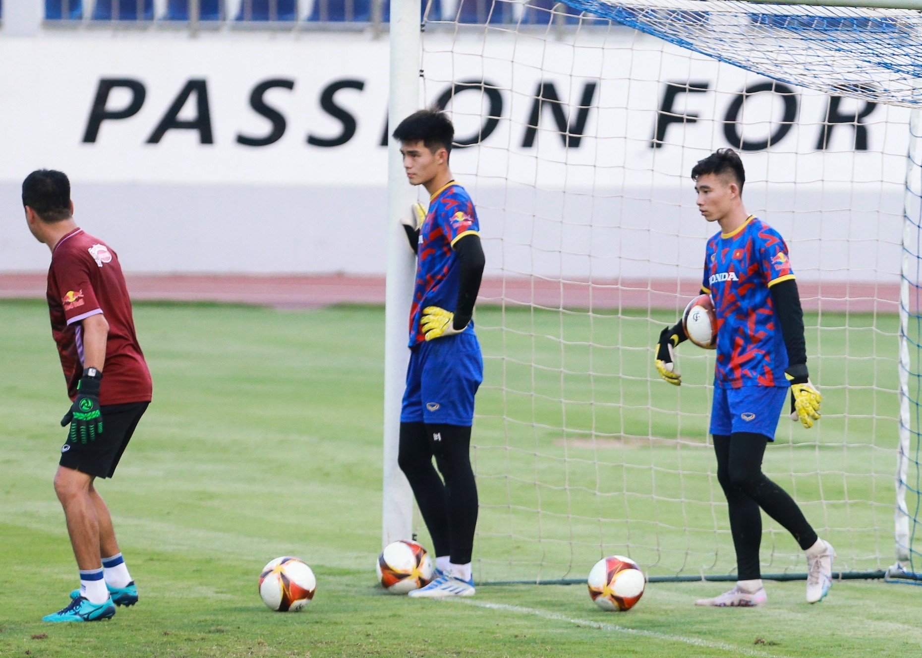 5 tuyển thủ ngồi ngoài trong buổi tập thứ 2 của U22 Việt Nam - Ảnh 2.