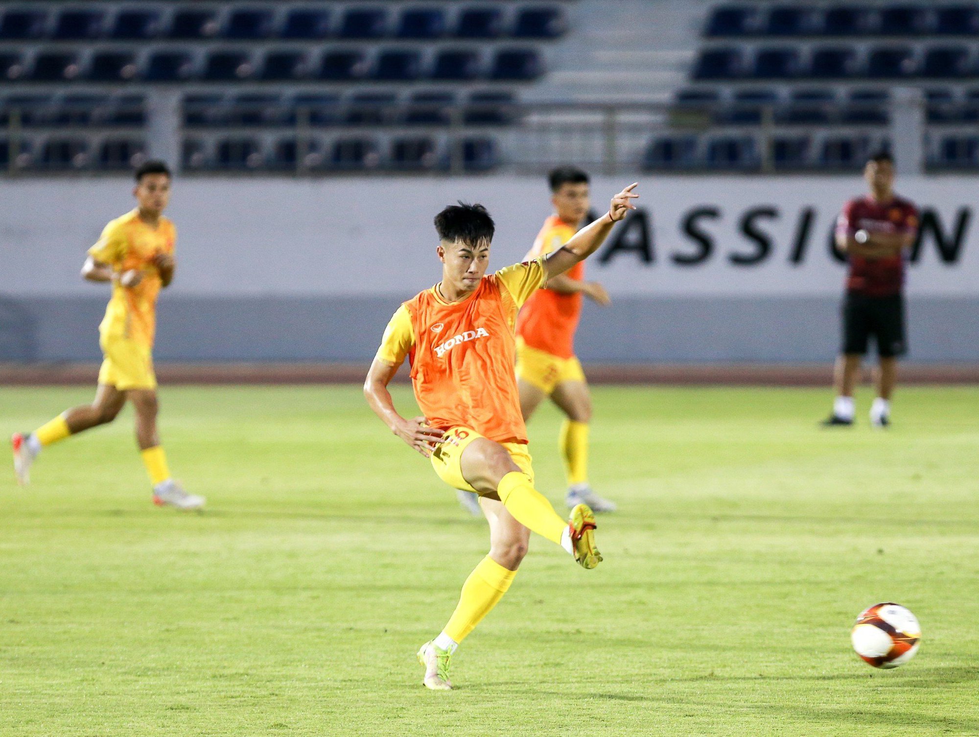 5 tuyển thủ ngồi ngoài trong buổi tập thứ 2 của U22 Việt Nam - Ảnh 6.