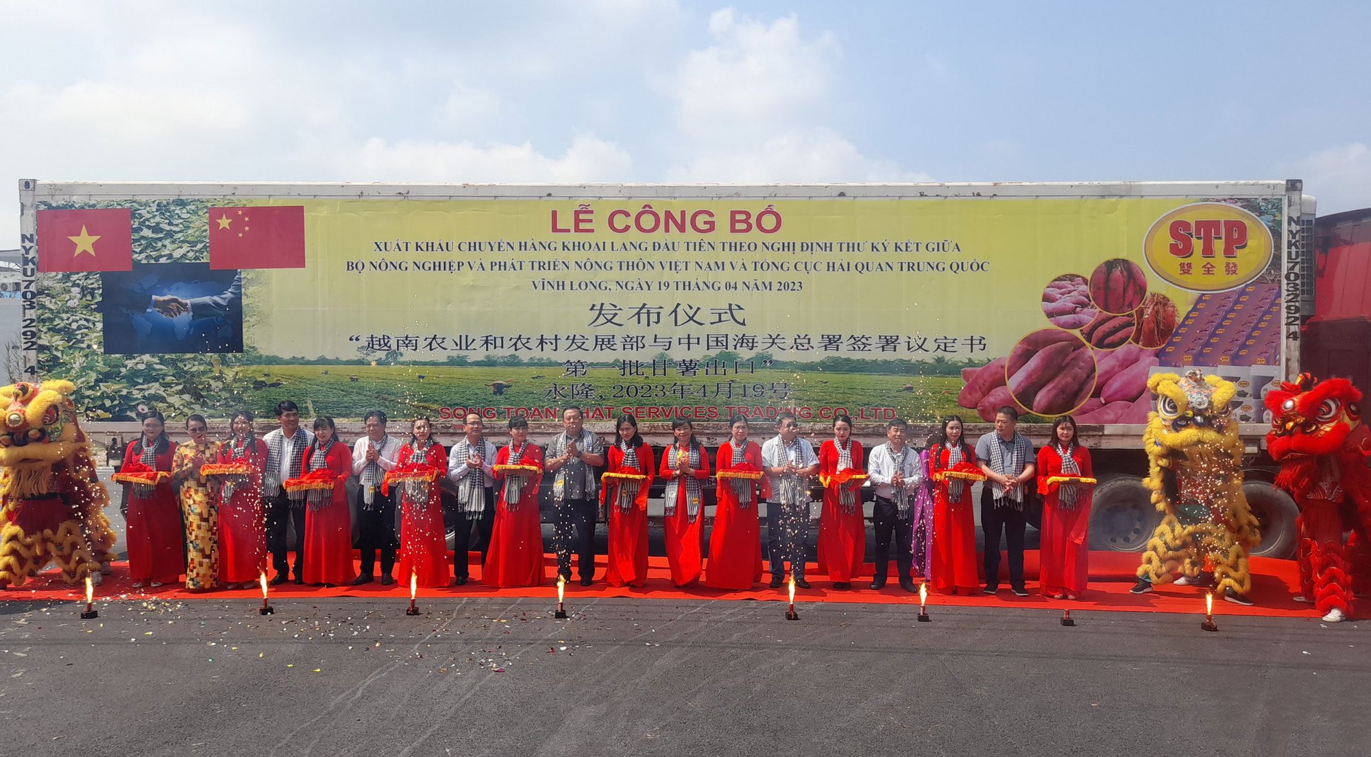 Xuất khẩu ch&iacute;nh ngạch l&ocirc; khoai lang đầu ti&ecirc;n sang Trung Quốc - Ảnh 1.