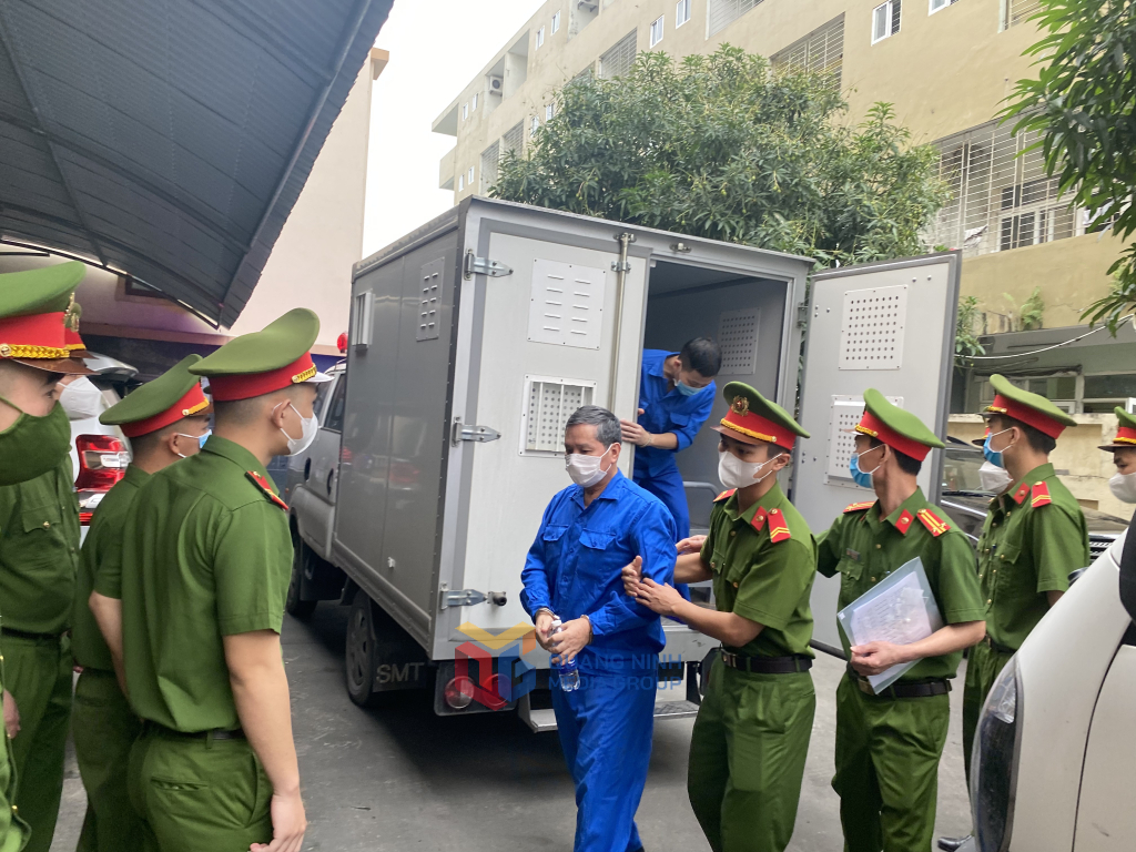 Cựu chủ tịch TP Hạ Long Phạm Hồng Hà gầy sọp ra hầu tòa